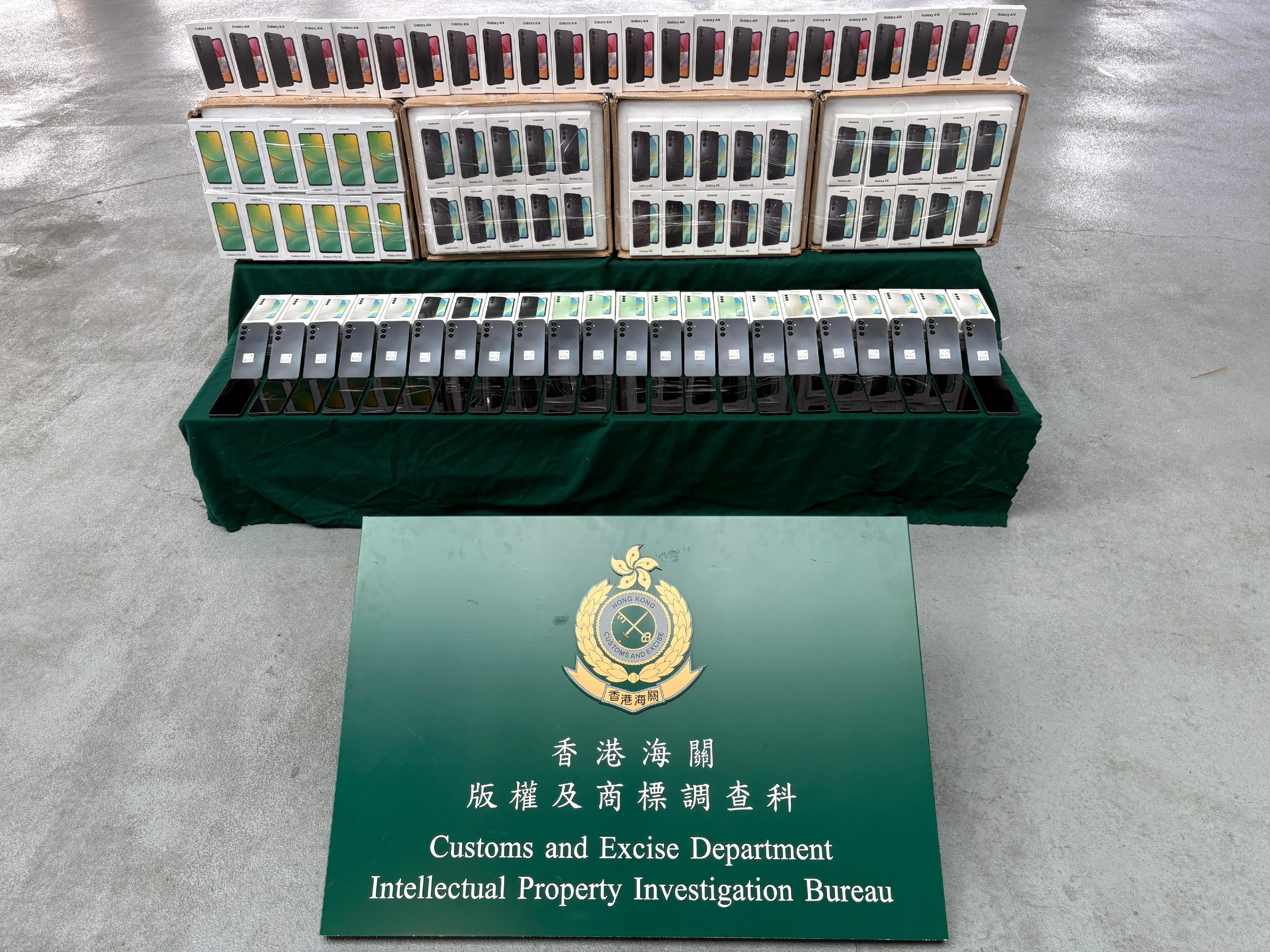 香港海關八月十九日在港珠澳大橋香港口岸檢獲約三千一百部懷疑冒牌手提電話，估計市值約四百六十萬元。圖示檢獲的部分懷疑冒牌手提電話。