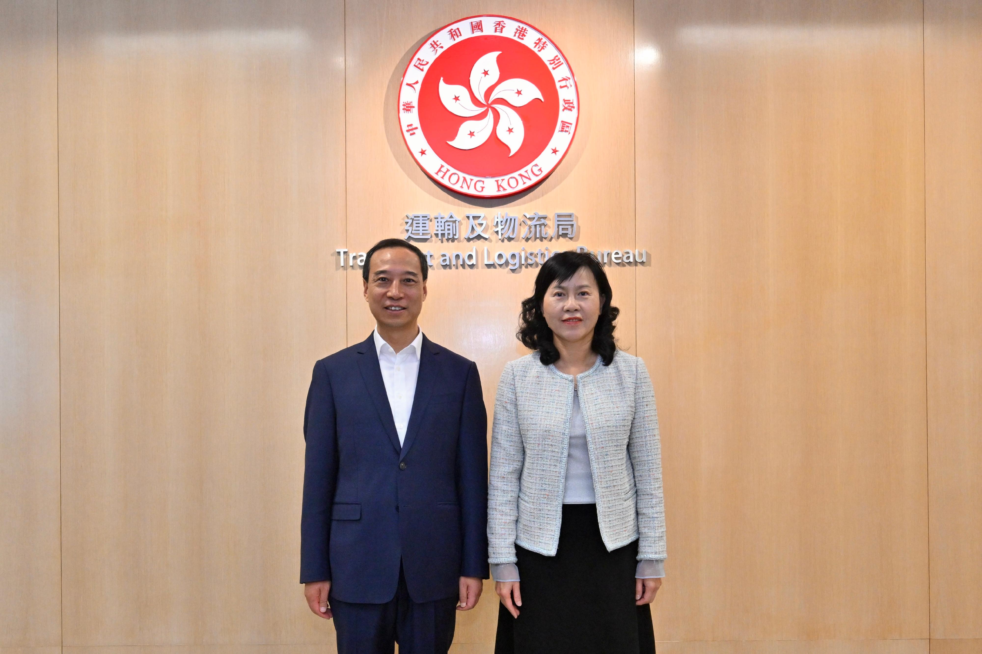 The Secretary for Transport and Logistics, Ms Mable Chan (right), meets the Mayor of the Dongguan Municipal Government, Mr Lyu Chengxi (left), today (August 27) to exchange views on strengthening co-operation between Hong Kong and Dongguan in transport and logistics and other areas.