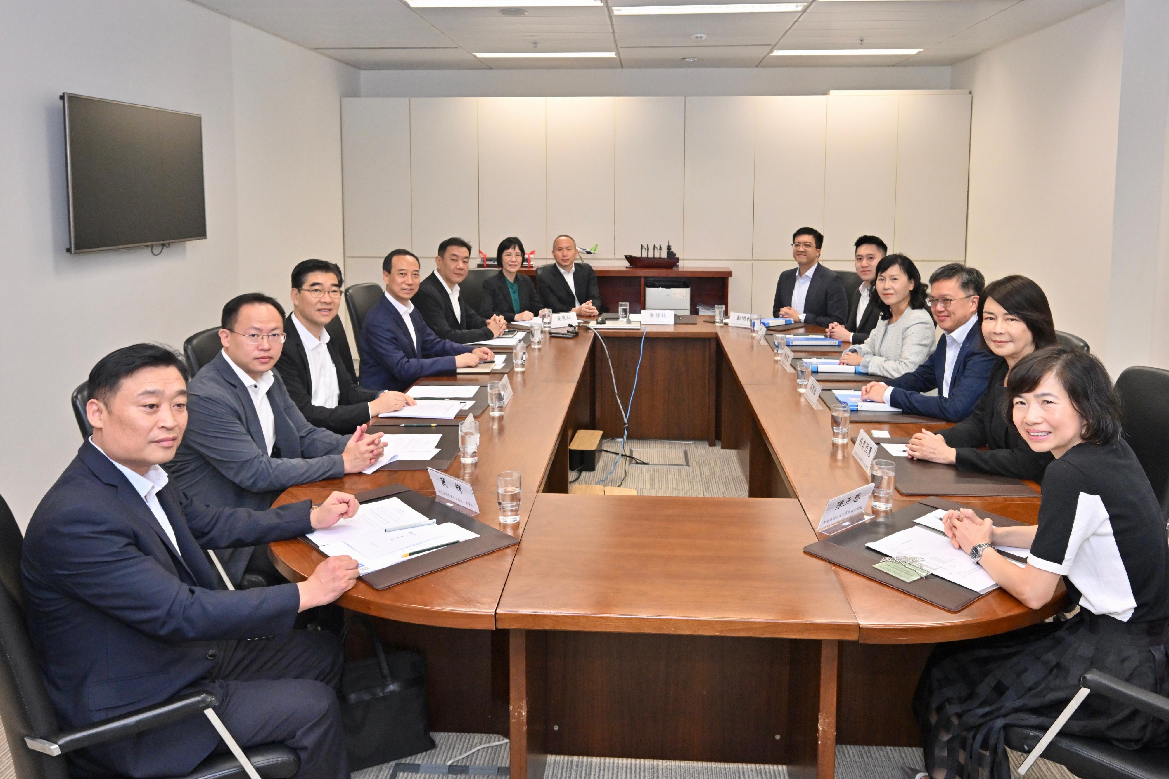 The Secretary for Transport and Logistics, Ms Mable Chan (fourth right), meets the Mayor of the Dongguan Municipal Government, Mr Lyu Chengxi (fourth left), today (August 27) to exchange views on strengthening co-operation between Hong Kong and Dongguan in transport and logistics and other areas. Also present are Deputy Mayor of the Dongguan Municipal Government Mr Liu Guangbin (fifth left); the Permanent Secretary for Transport and Logistics, Mr Kevin Choi (third right); and the Chief Executive Officer of the Airport Authority Hong Kong, Mrs Vivian Cheung (second right).
