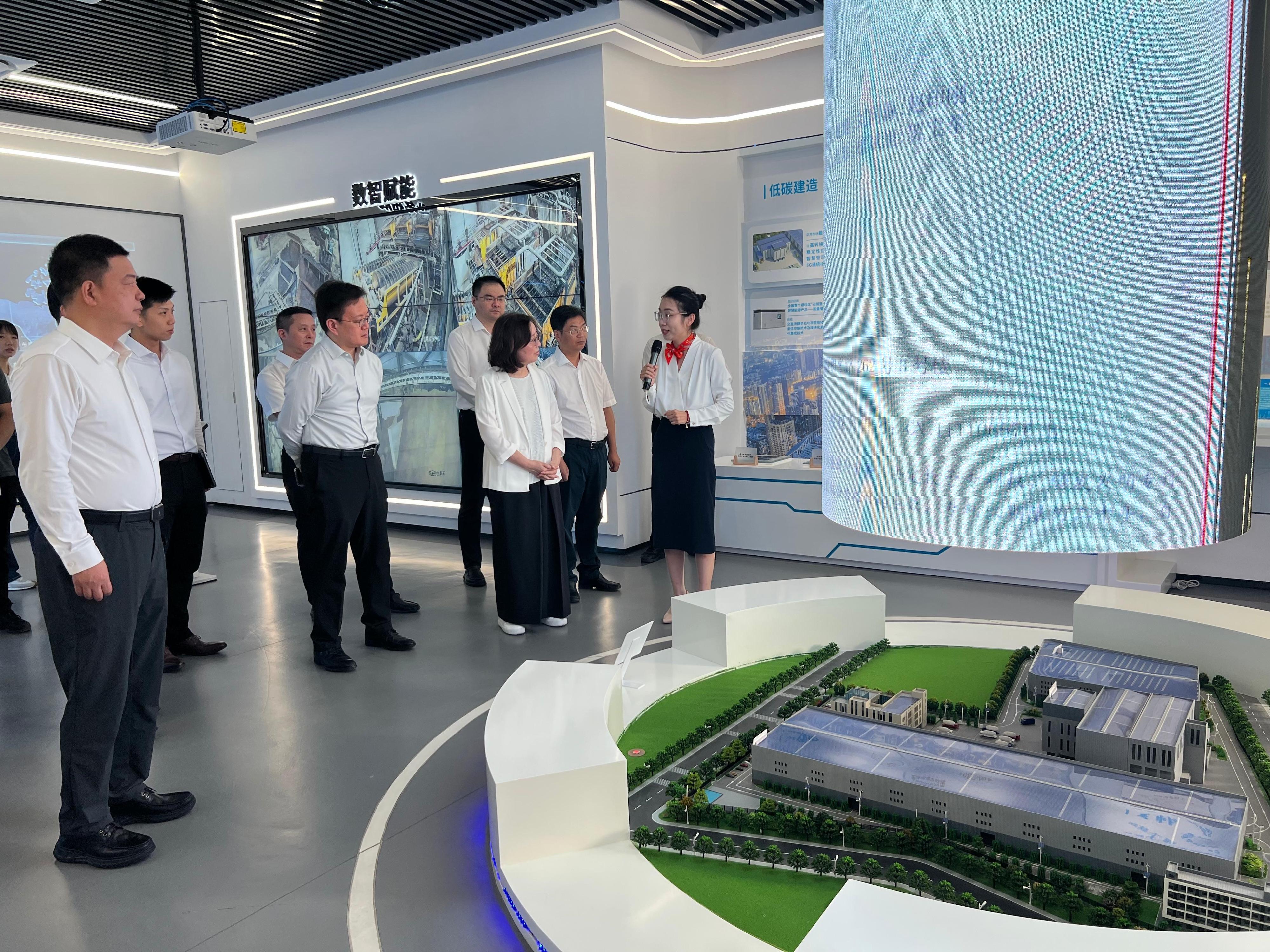 發展局局長甯漢豪今日（八月二十七日）在廣州白雲區參觀中建新型建造循環經濟產業園區。圖示甯漢豪（右三）在展廳聽取產業園發展的介紹。