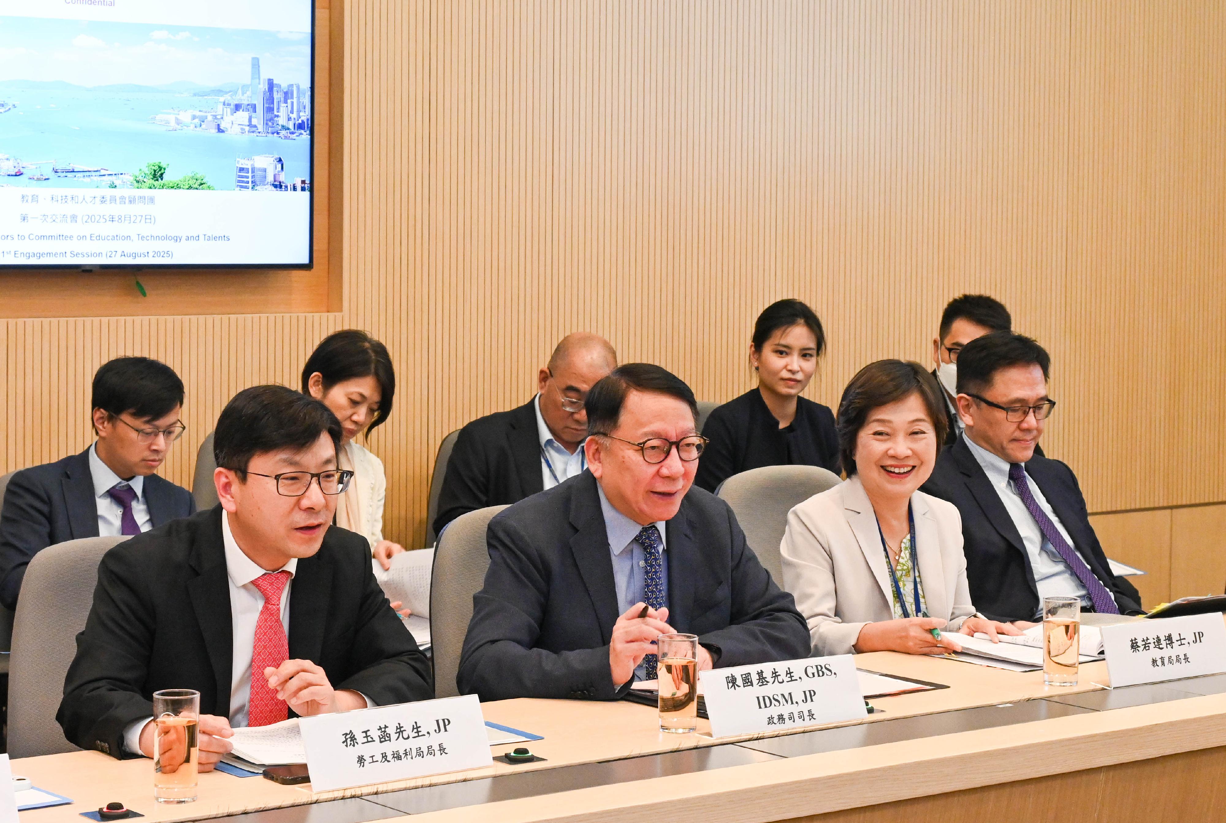 The Chief Secretary for Administration, Mr Chan Kwok-ki, chaired the first engagement session of the Panel of Advisors to the Committee on Education, Technology and Talents today (August 27). Photo shows Mr Chan (first row, second left) speaking at the first engagement session.