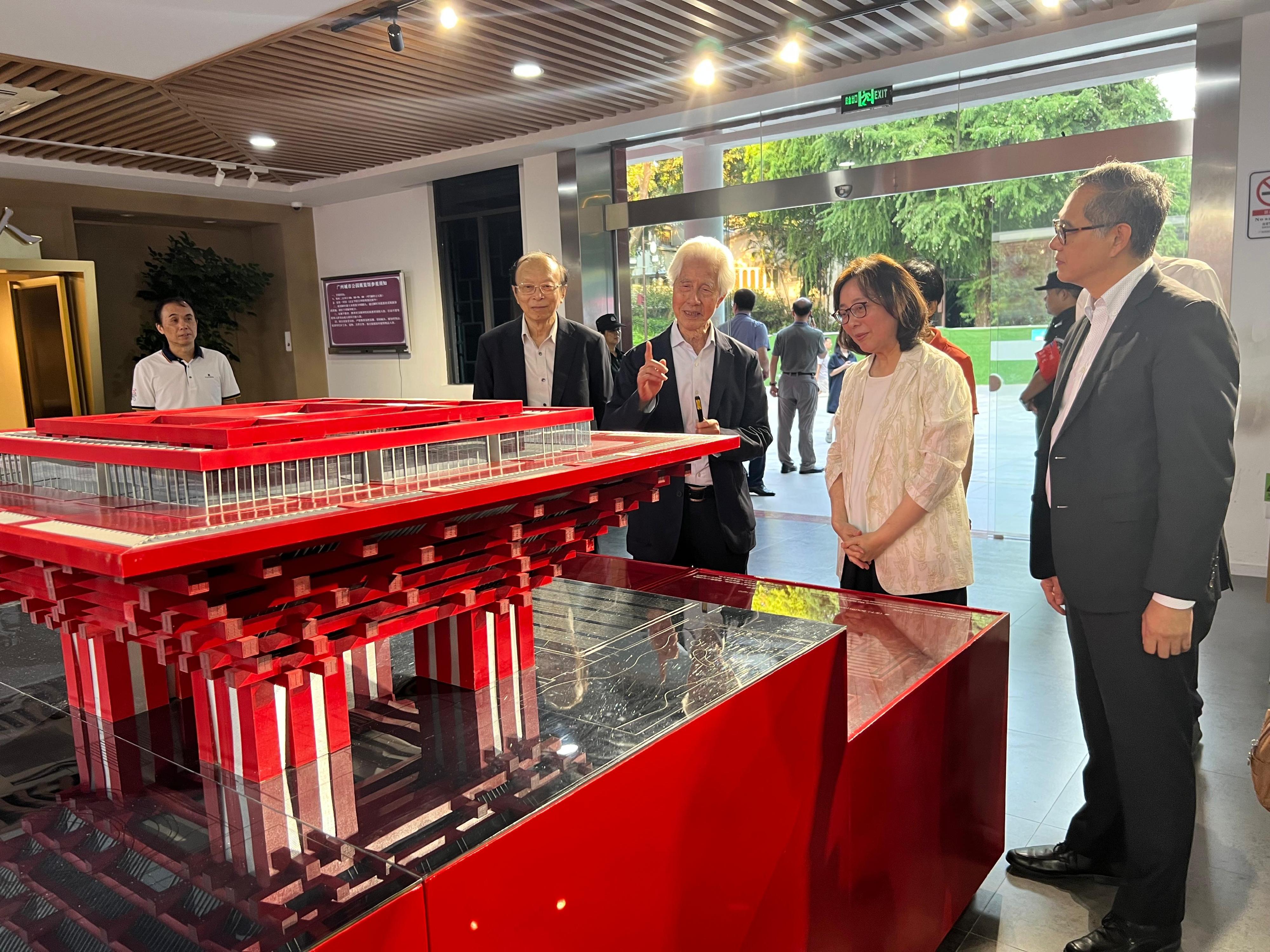 The Secretary for Development, Ms Bernadette Linn, began her visit to Guangzhou yesterday (August 26) afternoon. Photo shows Ms Linn (second right) and the Permanent Secretary for Development (Works), Mr Ricky Lau (first right), accompanied by Honorary Dean of School of Architecture of South China University of Technology, Professor He Jingtang (third right), visiting the Architectural Works Exhibition of Team of He Jingtang.