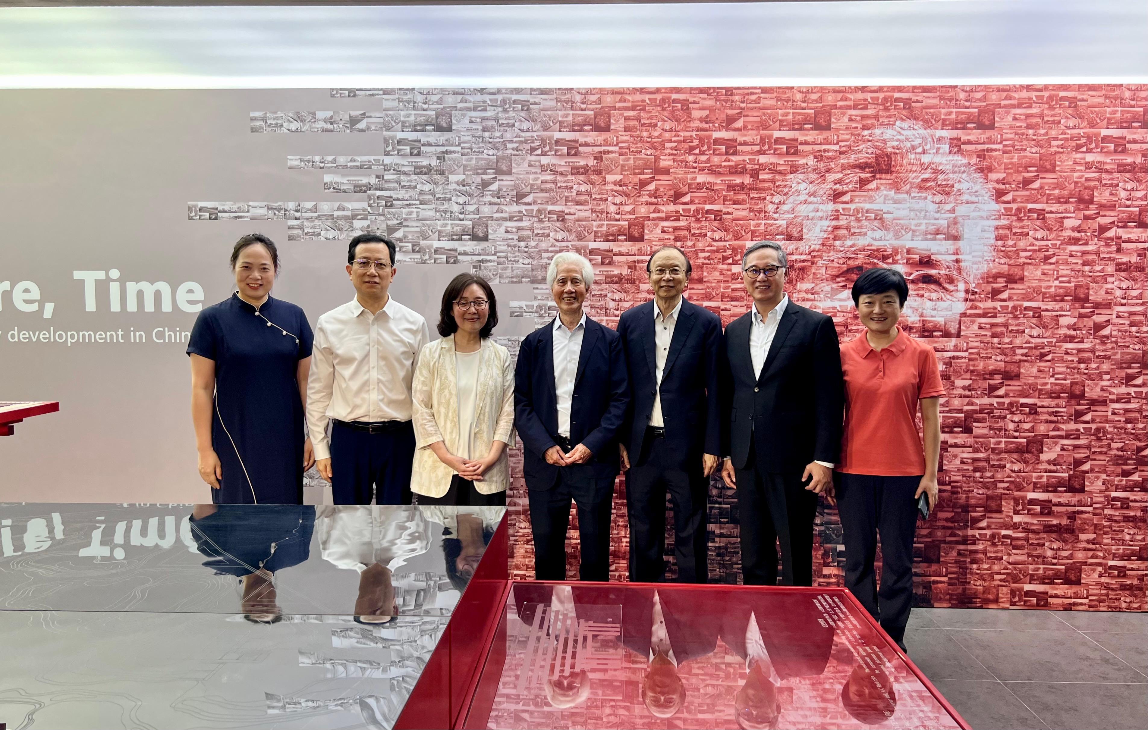 The Secretary for Development, Ms Bernadette Linn, began her visit to Guangzhou yesterday (August 26) afternoon. Photo shows Ms Linn (third left) and the Permanent Secretary for Development (Works), Mr Ricky Lau (second right), accompanied by the Director-General of the Human Resources and Social Security Department of Guangdong Province, Mr Du Minqi (second left), and Honorary Dean of School of Architecture of South China University of Technology, Professor He Jingtang (centre), visiting the Architectural Works Exhibition of Team of He Jingtang.