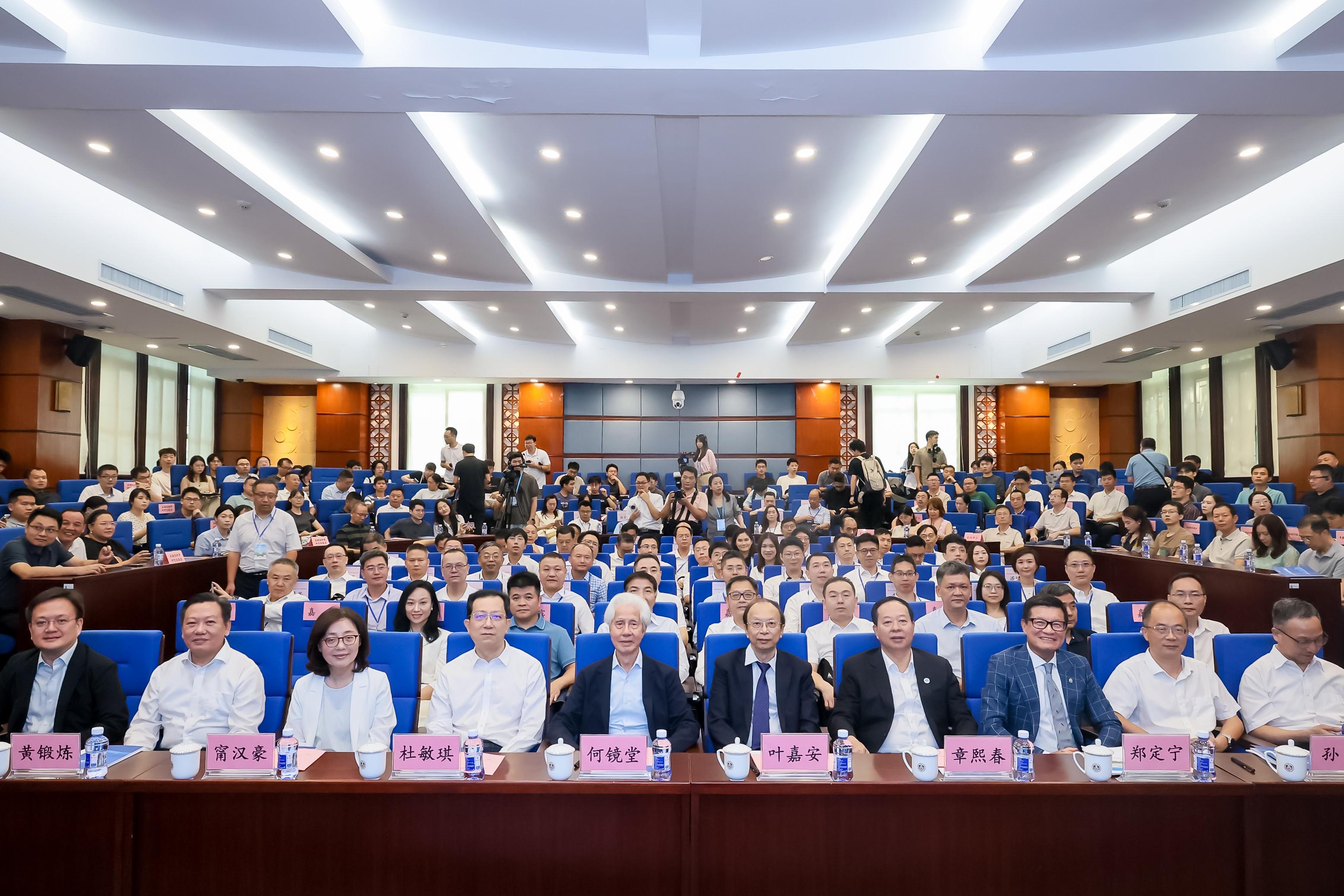 The Secretary for Development, Ms Bernadette Linn (first row, third left), attended the Launching Ceremony of the Advanced Capability Building Programme for Project Leaders and Talents in the Guangdong-Hong Kong Construction Industry and Guangdong-Hong Kong-Macao Greater Bay Area Talent Hub Forum in Guangzhou today (August 27).