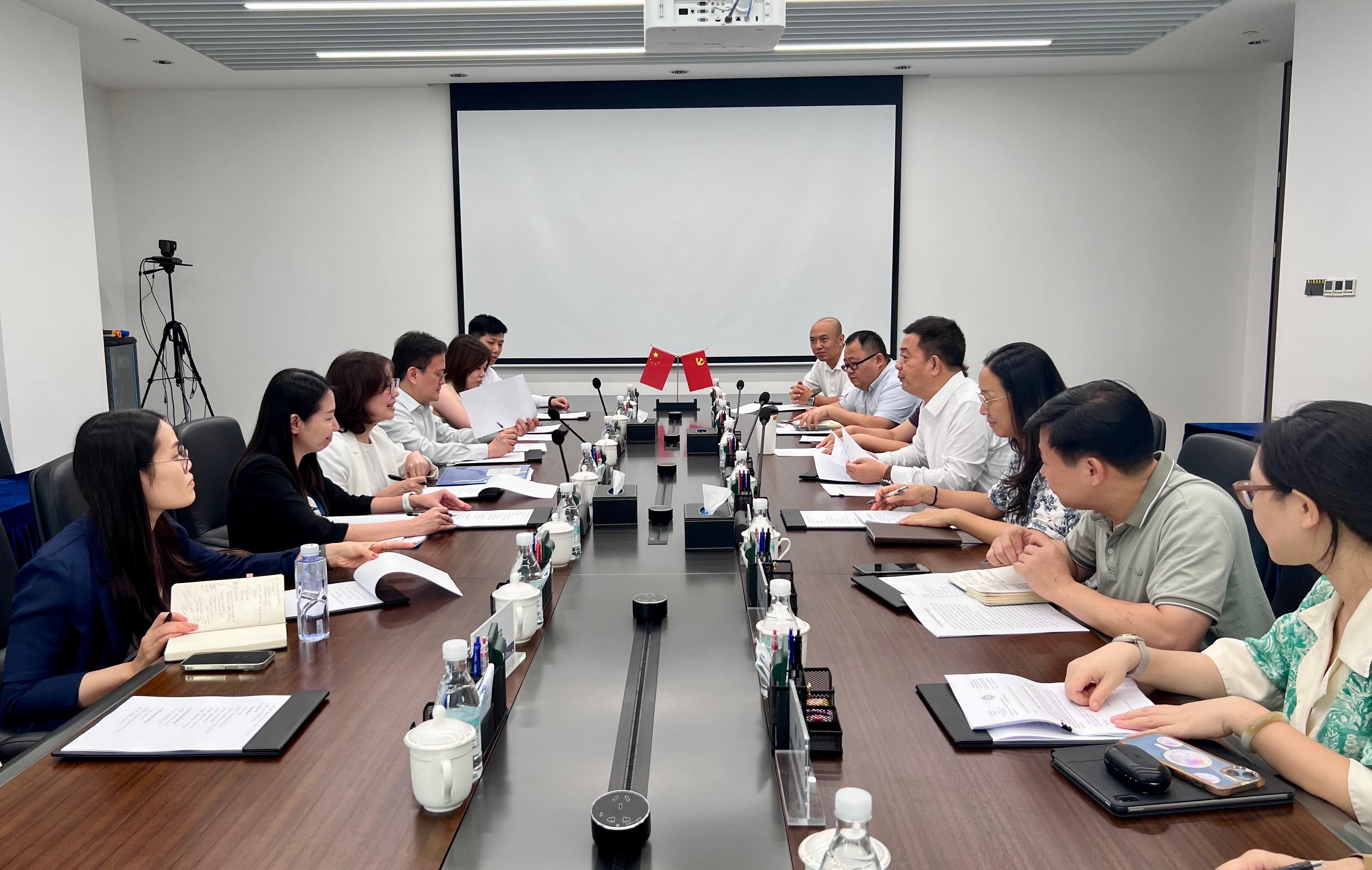 The Secretary for Development, Ms Bernadette Linn, visited the redevelopment project of urban villages at Songxi District in Guangzhou today (August 27). Photo shows Ms Linn (third left) exchanging views on issues including land acquisition, relocation arrangements for affected residents and business operators and ancillary facilities to facilitate development with Deputy Director-General of the Department of Housing and Urban-Rural Development of Guangdong Province Mr Yang Qinggan (fourth right) and staff of the Guangzhou Municipal Housing and Urban-Rural Development Bureau.