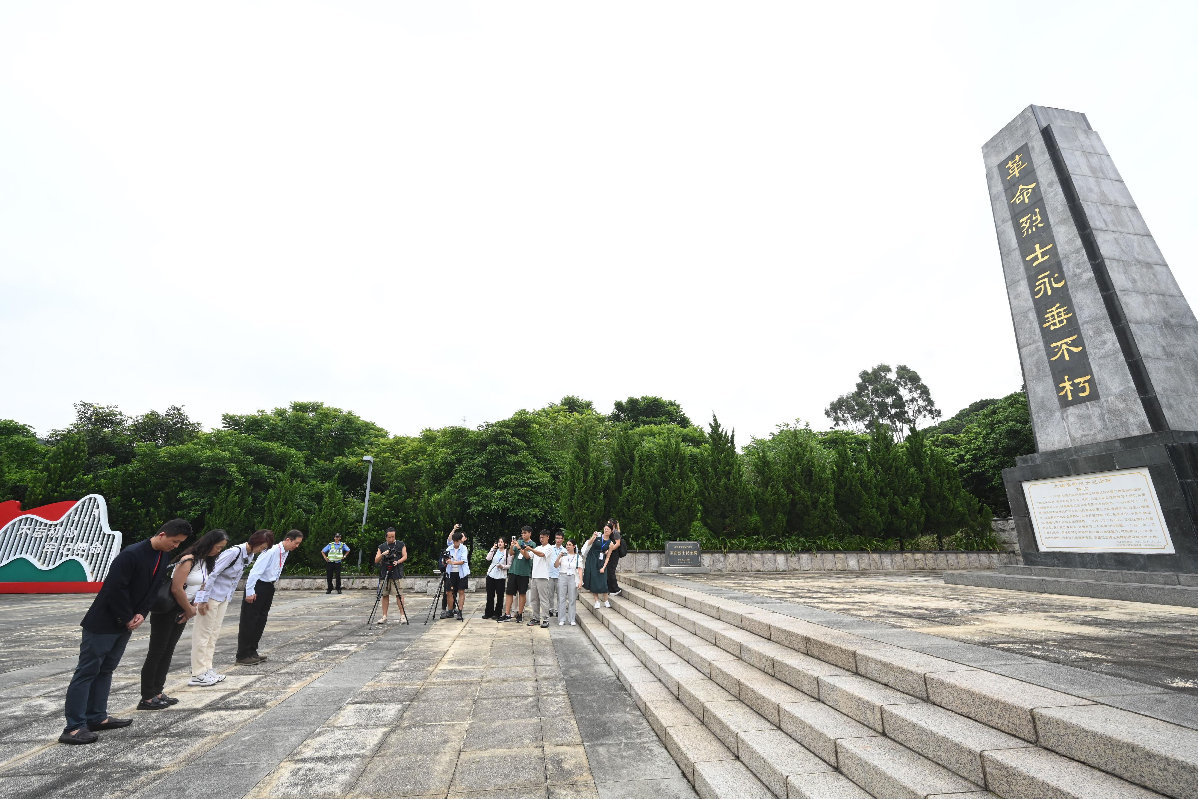 The Working Group on Patriotic Education under the Constitution and Basic Law Promotion Steering Committee organised a two-day study tour themed around the 80th Anniversary of Victory in Chinese People's War of Resistance Against Japanese Aggression and the World Anti-Fascist War yesterday (August 27) and today (August 28) to visit various historical sites and museums in Shenzhen, Dongguan and Guangzhou, with a focus on patriotic devotion to the Chinese nation, gaining a deeper understanding of the gallant efforts of the war martyrs. Photo shows the delegation visiting the Dajing Revolutionary Martyr Monument in Houjie to honour the martyrs.