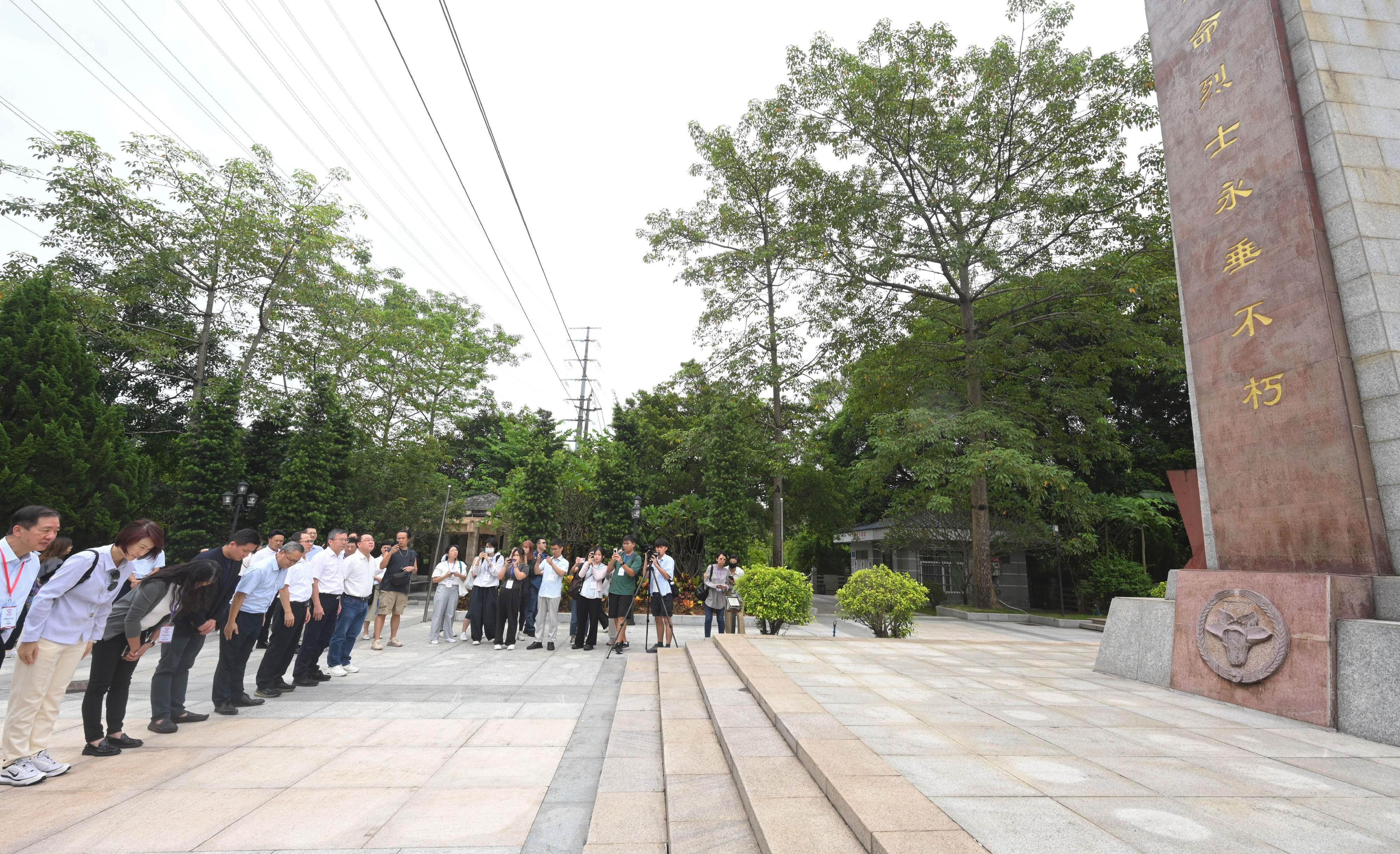 The Working Group on Patriotic Education under the Constitution and Basic Law Promotion Steering Committee organised a two-day study tour themed around the 80th Anniversary of Victory in Chinese People's War of Resistance Against Japanese Aggression and the World Anti-Fascist War yesterday (August 27) and today (August 28) to visit various historical sites and museums in Shenzhen, Dongguan and Guangzhou, with a focus on patriotic devotion to the Chinese nation, gaining a deeper understanding of the gallant efforts of the war martyrs. Photo shows the delegation visiting the Dongjiang Column Spirit Square in Guangzhou to honour the martyrs.
