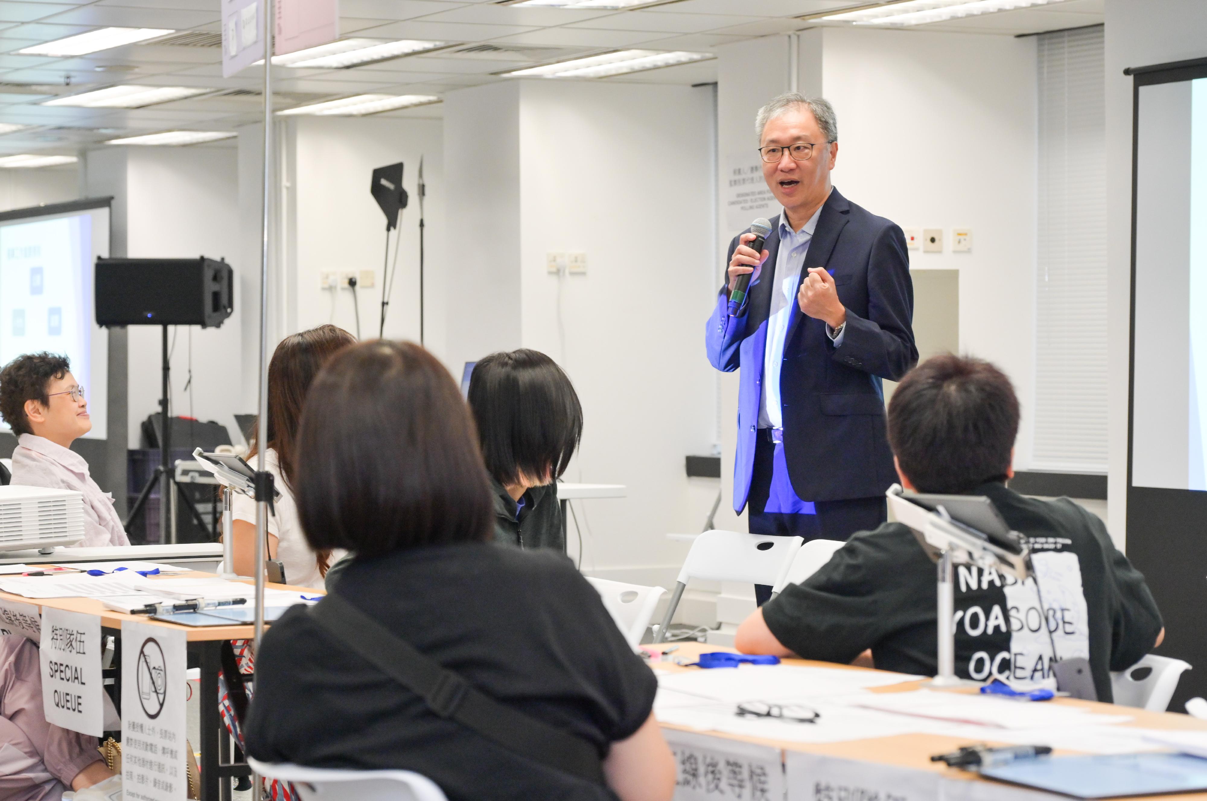 The 2025 Election Committee Subsector By-elections will be held on September 7 (Sunday). The Chairman of the Electoral Affairs Commission, Mr Justice David Lok, today (August 28) inspected the hands-on training session conducted by the Registration and Electoral Office for the electoral staff of polling stations and thanked them for their joint efforts and dedication.
