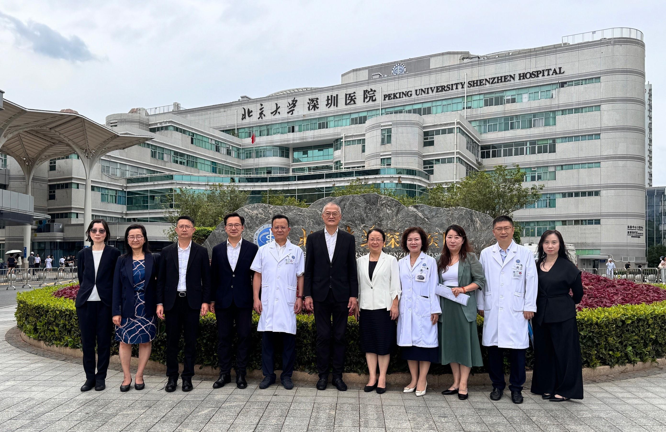 醫務衞生局（醫衞局）局長盧寵茂教授今日（八月二十八日）到北京大學深圳醫院（北大深圳醫院）視察首日推行「長者醫療券大灣區試點計劃」的運作安排。圖示盧寵茂教授（中）、醫衞局副秘書長李力綱（左四）、局長辦公室高級顧問樊敬文醫生（左三），聯同北大深圳醫院黨委書記黎杰運（左五）、副院長韓振教授（右二）和其他人員合照。