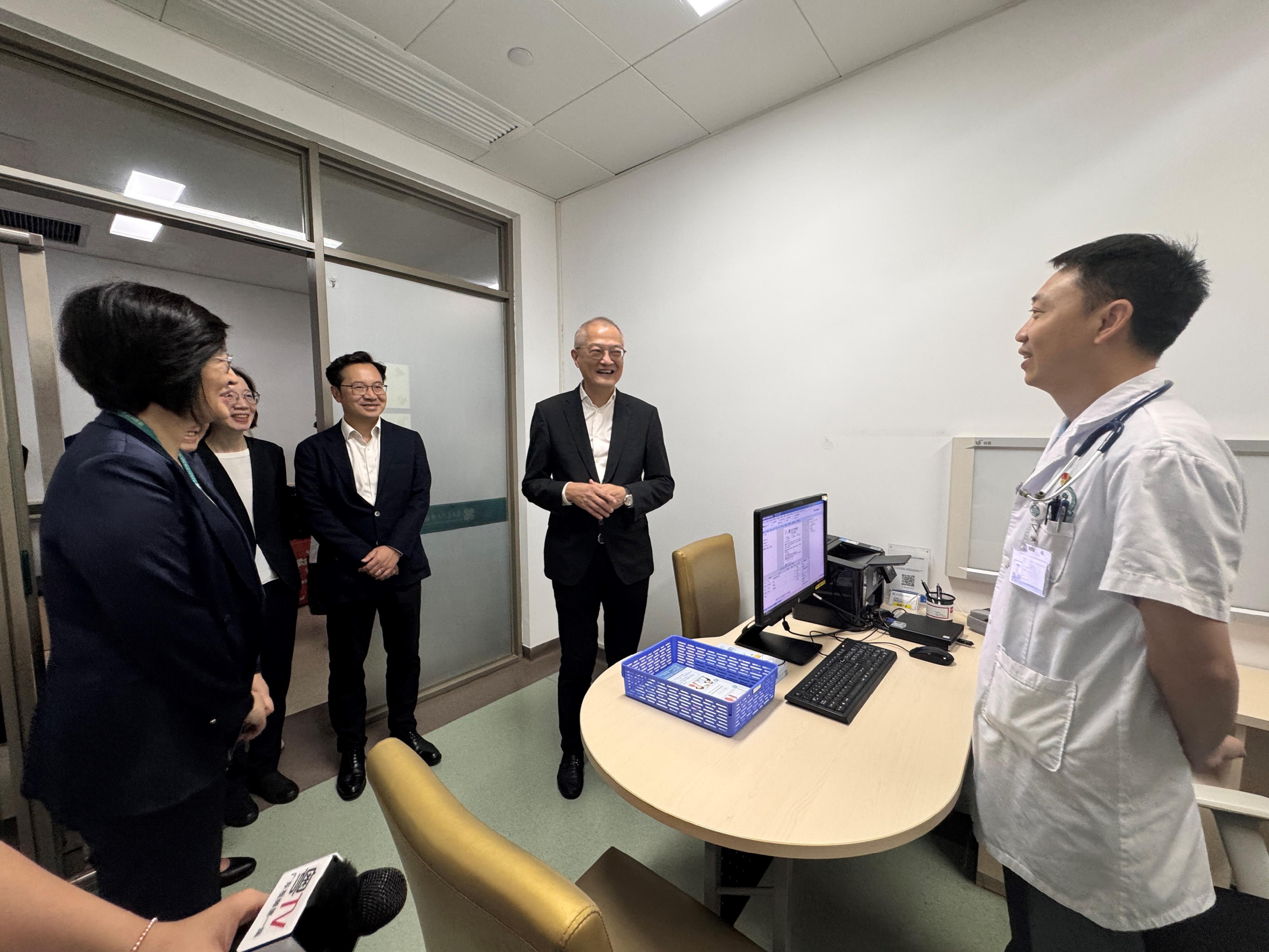 醫務衞生局（醫衞局）局長盧寵茂教授今日（八月二十八日）到南方醫科大學深圳醫院視察首日推行「長者醫療券大灣區試點計劃」的運作安排。圖示盧寵茂教授（右二）和醫衞局副秘書長李力綱（右三）與醫院職員交流。