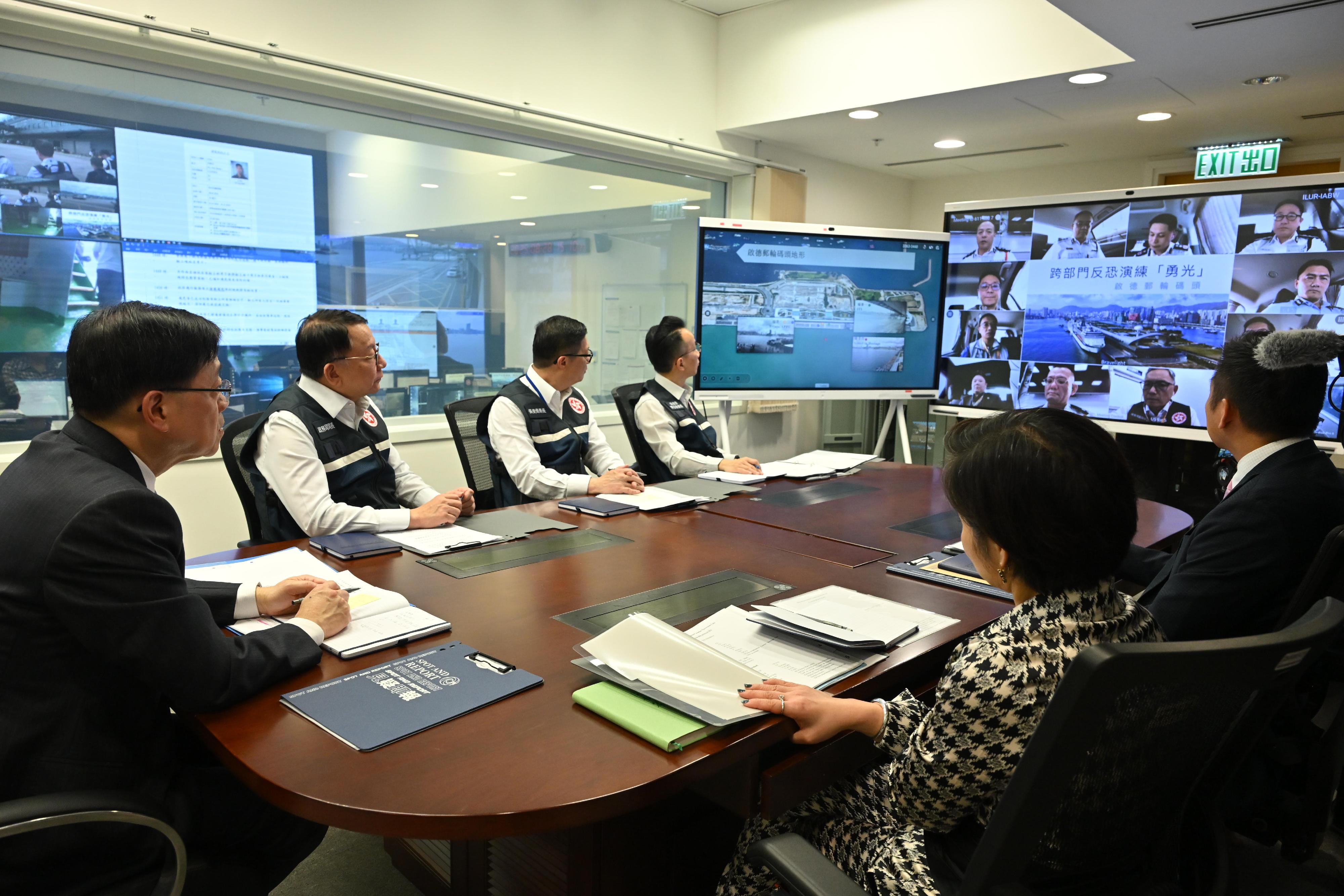 The Inter-departmental Counter Terrorism Unit conducted a large-scale interdepartmental counter-terrorism exercise codenamed BRAVELIGHT at the Kai Tak Cruise Terminal today (August 28). Photo shows the Chief Executive, Mr John Lee (first left), chairing a post-exercise debriefing session at the Emergency Monitoring and Support Centre to review the outcomes of the exercise with the Chief Secretary for Administration, Mr Chan Kwok-ki (second left); the Secretary for Security, Mr Tang Ping-keung (third left); as well as the representatives of participating policy bureau and departments.