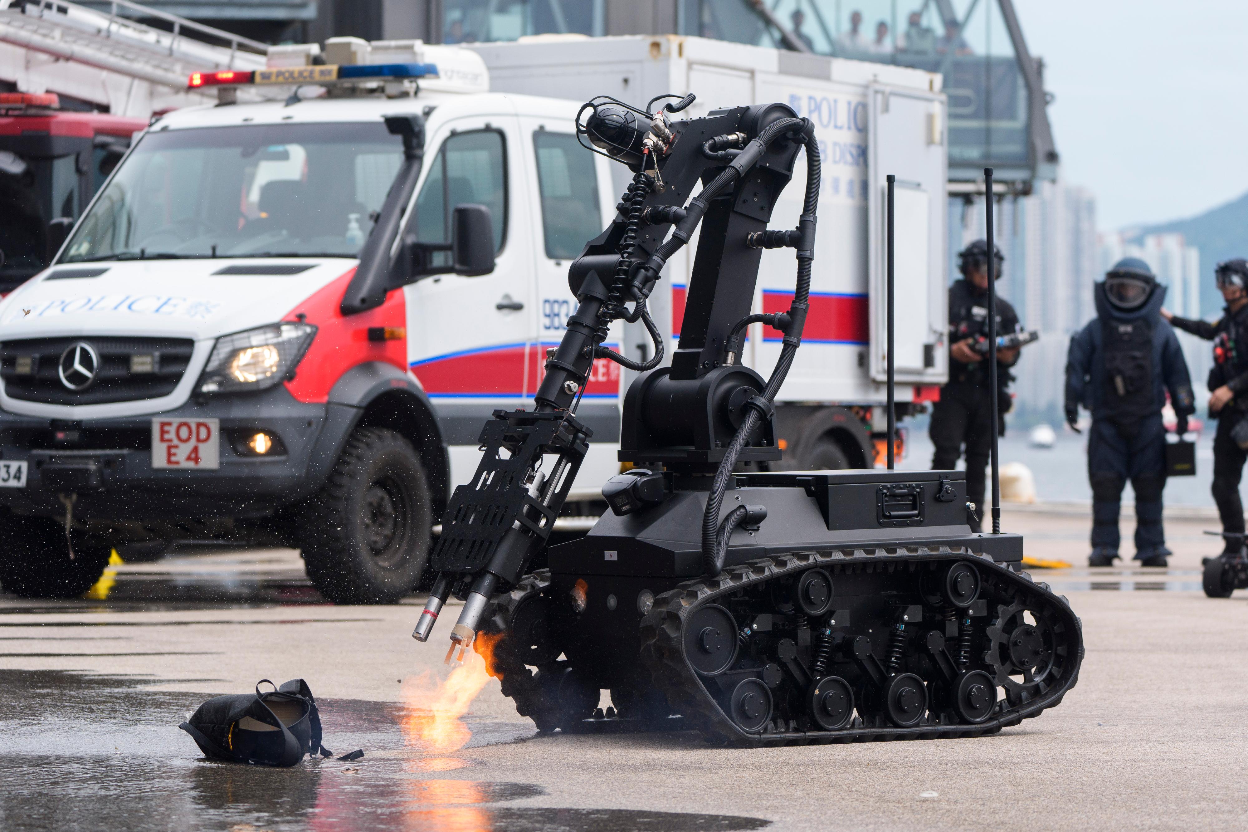 The Inter-departmental Counter Terrorism Unit conducted a large-scale interdepartmental counter-terrorism exercise codenamed BRAVELIGHT at the Kai Tak Cruise Terminal today (August 28). Photo shows the officers of the Police Explosive Ordnance Disposal Bureau handling a suspected explosive device with a robot.