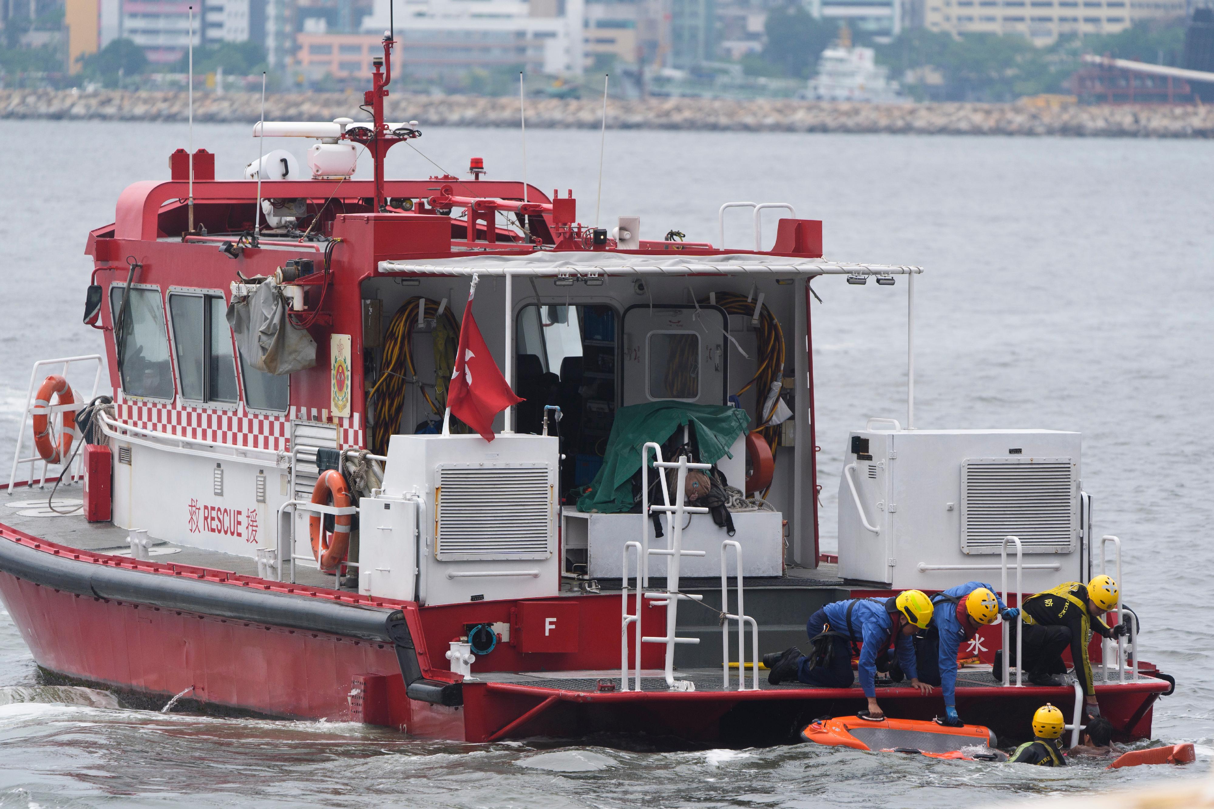 The Inter-departmental Counter Terrorism Unit conducted a large-scale interdepartmental counter-terrorism exercise codenamed BRAVELIGHT at the Kai Tak Cruise Terminal today (August 28). Photo shows divers of the Fire Services Department rescuing a person who fell into the sea during the exercise.