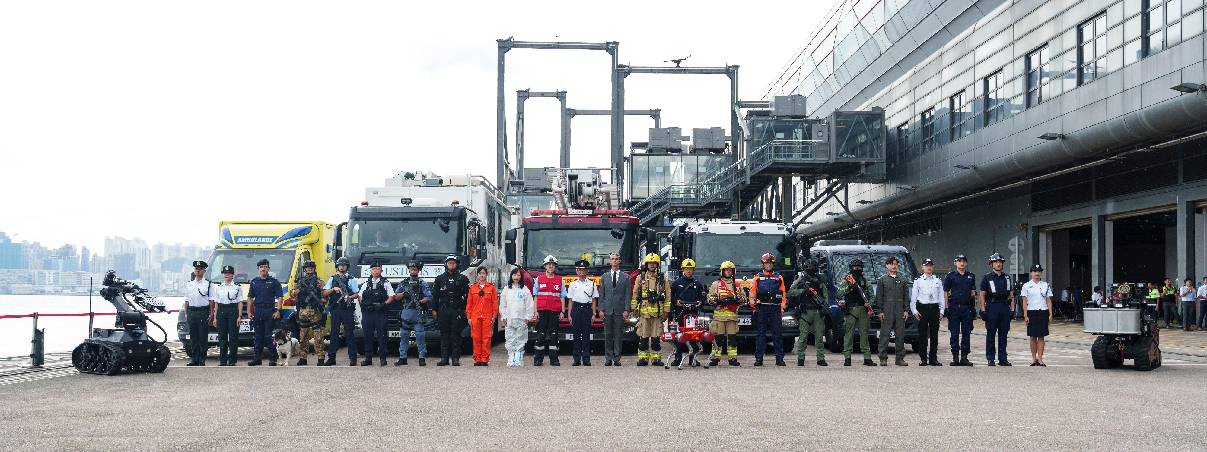 Personnel from the Hong Kong Police Force, the Immigration Department, the Customs and Excise Department, the Correctional Services Department, the Fire Services Department, the Government Flying Service, the Marine Department, the Government Laboratory, the Hospital Authority and the Kai Tak Cruise Terminal took part in the interdepartmental counter-terrorism exercise, codenamed BRAVELIGHT, at the Kai Tak Cruise Terminal this afternoon (August 28).