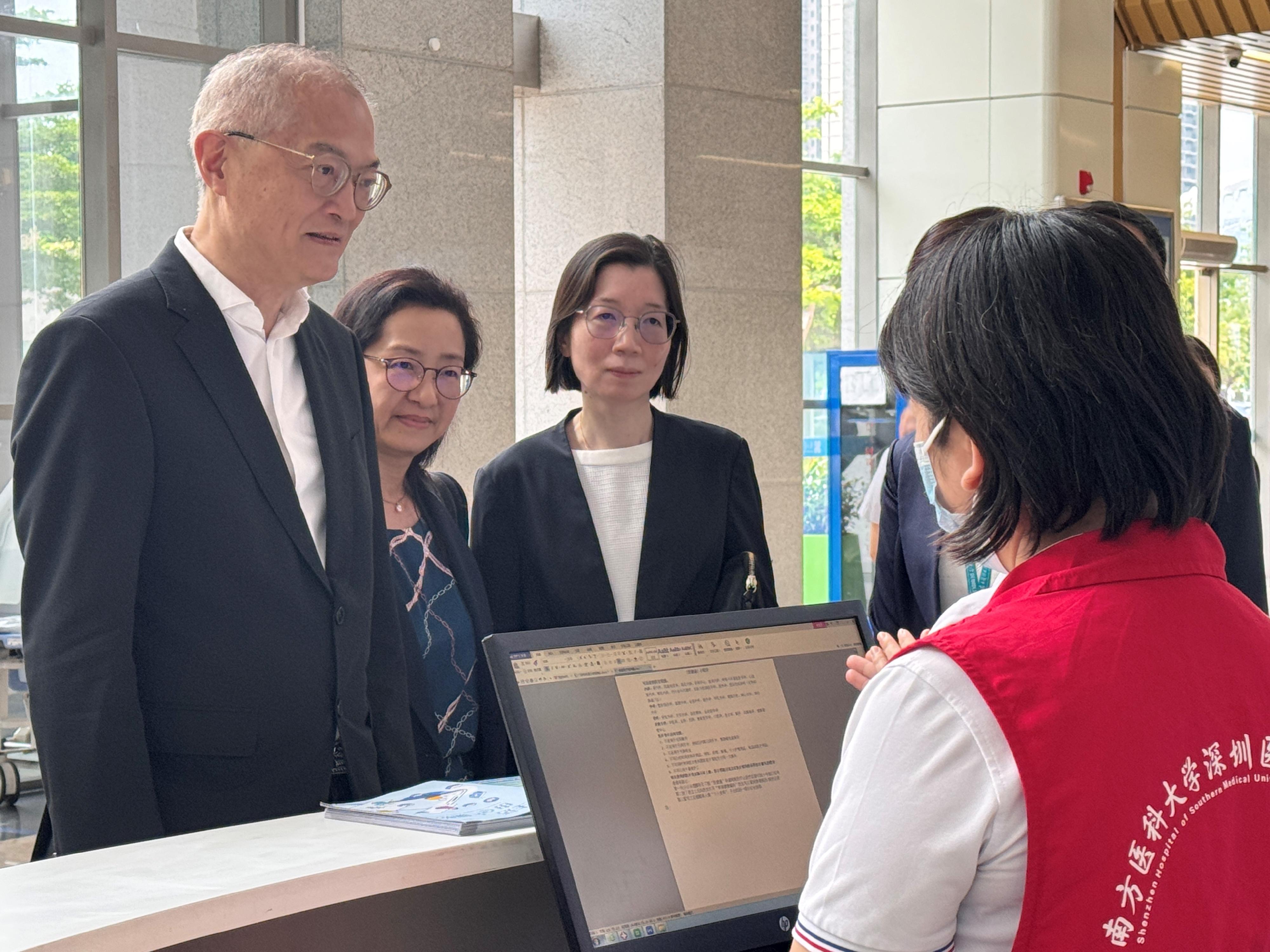 The Secretary for Health, Professor Lo Chung-mau, visited Shenzhen Hospital of Southern Medical University today (August 28) to inspect the operational arrangements on the first day of the service launch under the Elderly Health Care Voucher Greater Bay Area Pilot Scheme. Photo shows Professor Lo (left) engaging with a hospital staff member.
