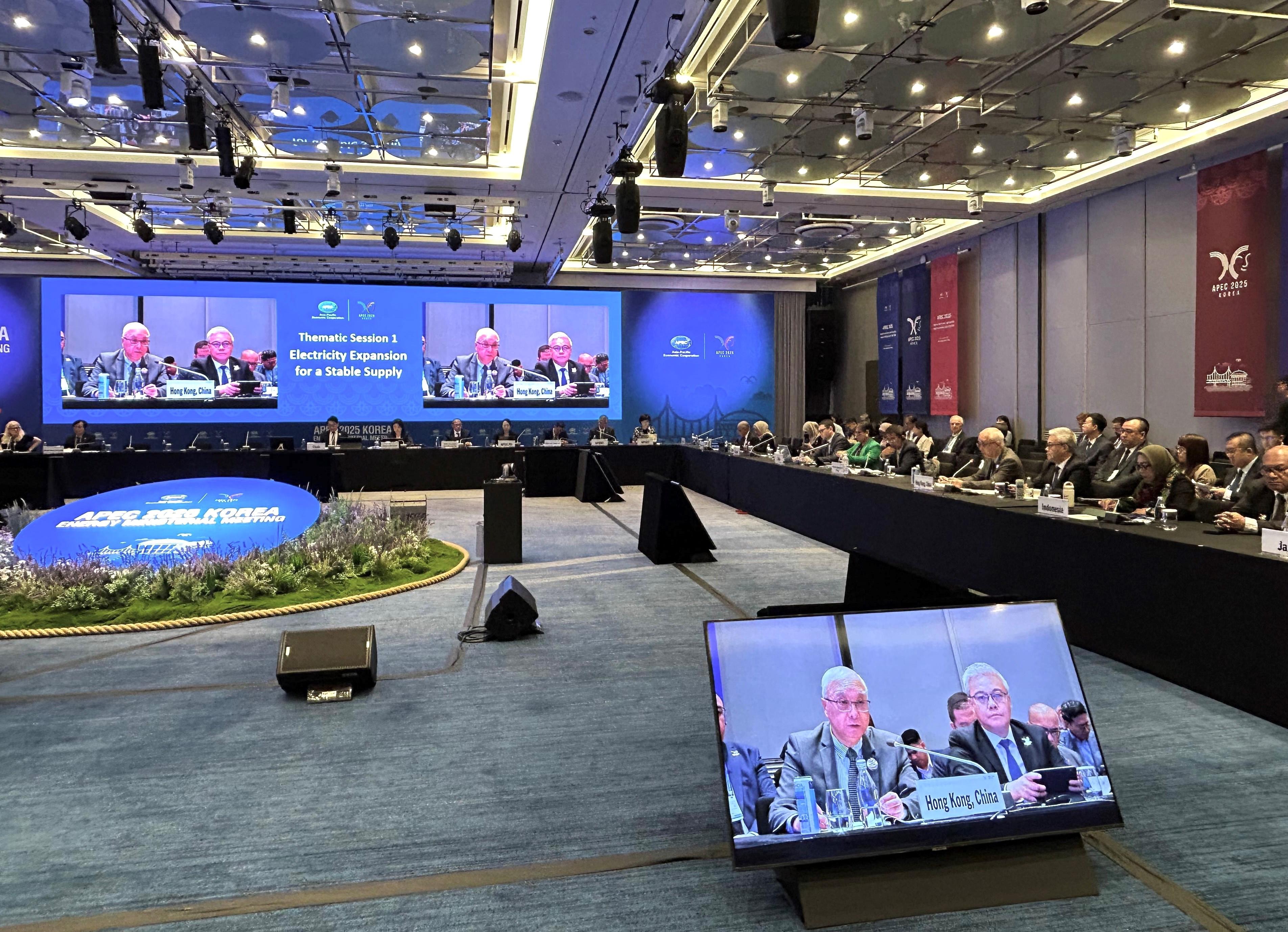 The Secretary for Environment and Ecology, Mr Tse Chin-wan, continued his attendance at the Asia-Pacific Economic Cooperation Energy Ministerial Meeting held in Busan, Korea, today (August 28). Photo shows Mr Tse (on the screen, left), speaking at the "Thematic Session 1: Electricity Expansion for a Stable Supply". The Director of Electrical and Mechanical Services, Mr Poon Kwok-ying (on the screen, right), also attends the meeting.

