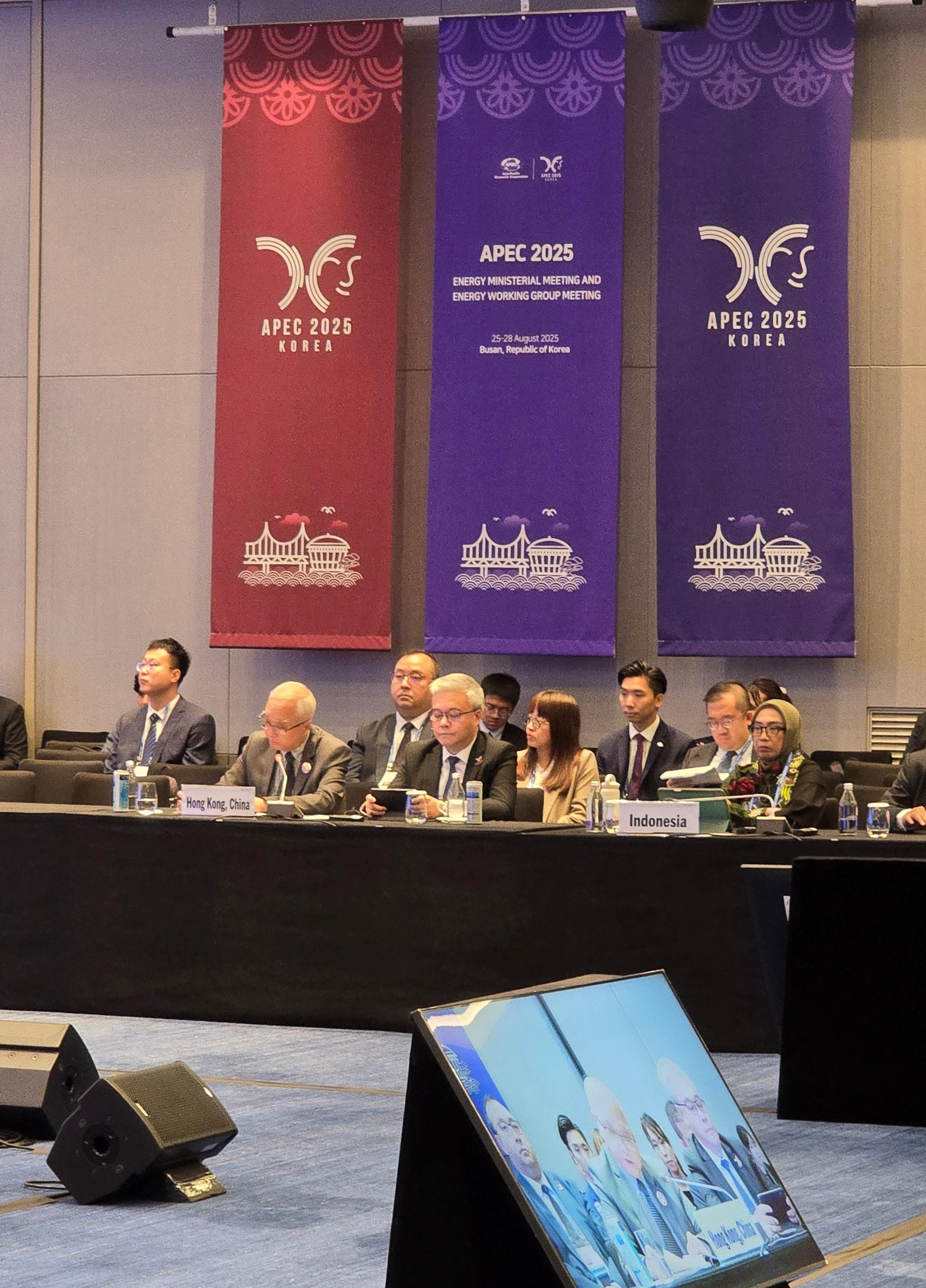 The Secretary for Environment and Ecology, Mr Tse Chin-wan, continued his attendance at the Asia-Pacific Economic Cooperation Energy Ministerial Meeting held in Busan, Korea, today (August 28). Photo shows Mr Tse (front row, first left), speaking at the "Thematic Session 2: Strengthening Grid Security and Reliability". The Director of Electrical and Mechanical Services, Mr Poon Kwok-ying (front row, second left), also attended the meeting.