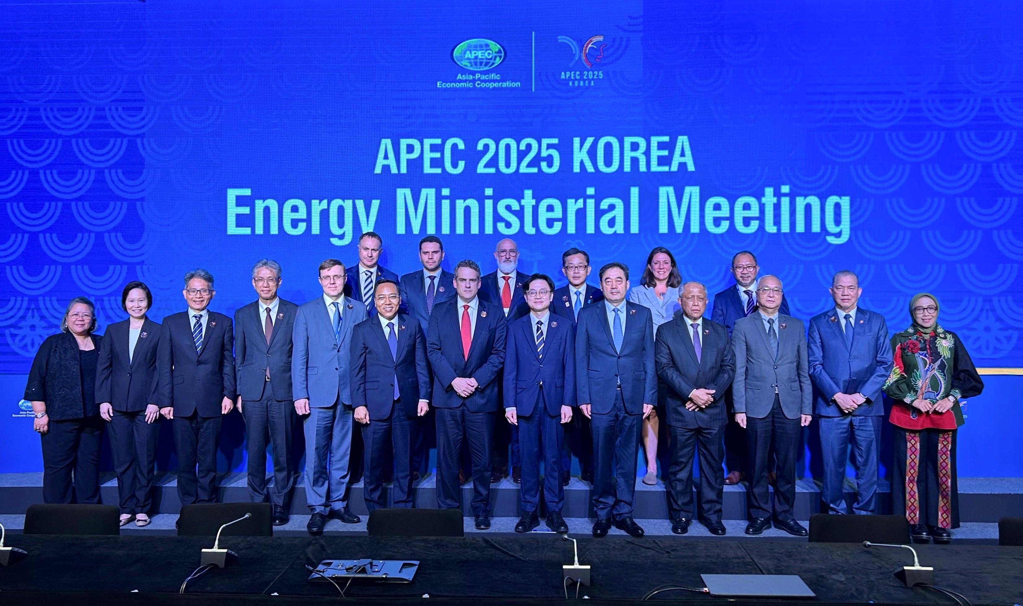 The Secretary for Environment and Ecology, Mr Tse Chin-wan, continued his attendance at the Asia-Pacific Economic Cooperation (APEC) Energy Ministerial Meeting held in Busan, Korea, today (August 28). Photo shows Mr Tse (first row, third right) with energy ministers or their representatives from APEC member economies.