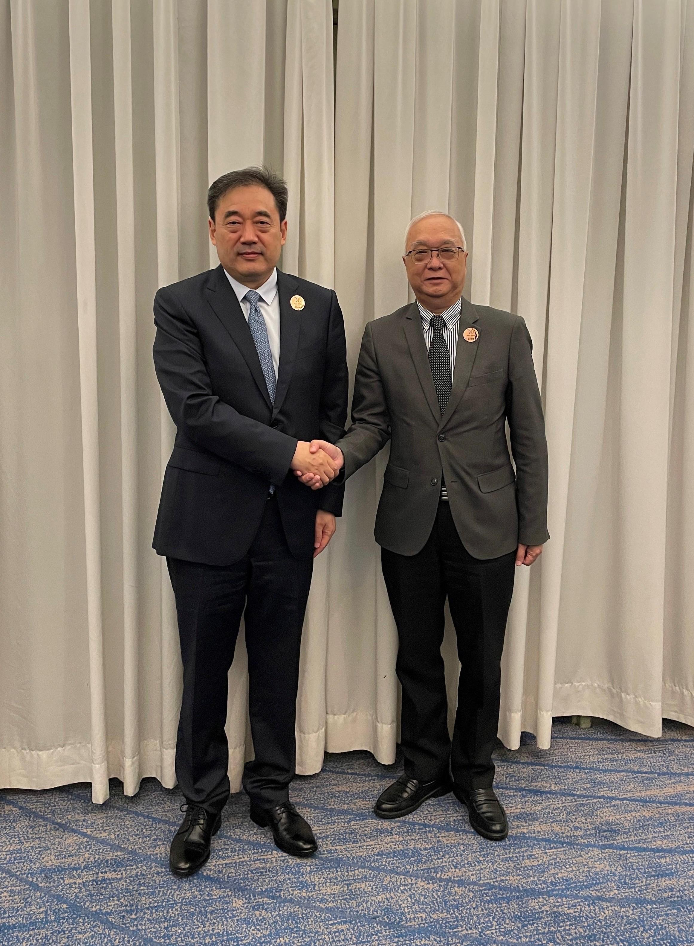 The Secretary for Environment and Ecology, Mr Tse Chin-wan, continued his attendance at the Asia-Pacific Economic Cooperation Energy Ministerial Meeting held in Busan, Korea, today (August 28) and met with the Administrator of the National Energy Administration, Mr Wang Hongzhi. Photo shows Mr Tse (right) and Mr Wang (left) after the meeting.