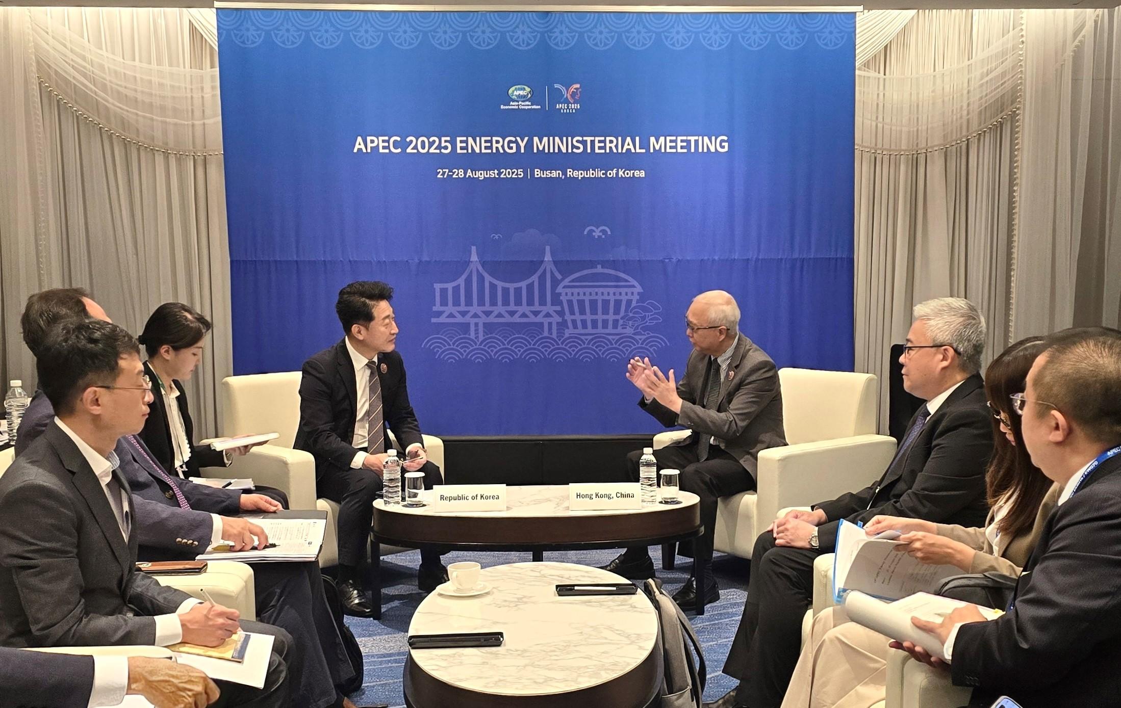 The Secretary for Environment and Ecology, Mr Tse Chin-wan, continued his attendance at the Asia-Pacific Economic Cooperation Energy Ministerial Meeting held in Busan, Korea, today (August 28). Photo shows Mr Tse (fourth right) and the Director of Electrical and Mechanical Services, Mr Poon Kwok-ying (third right), exchanging views on energy issues during a bilateral meeting with the Second Vice Minister of Trade, Industry and Energy of Korea, Mr Lee Ho-hyeon (fourth left).