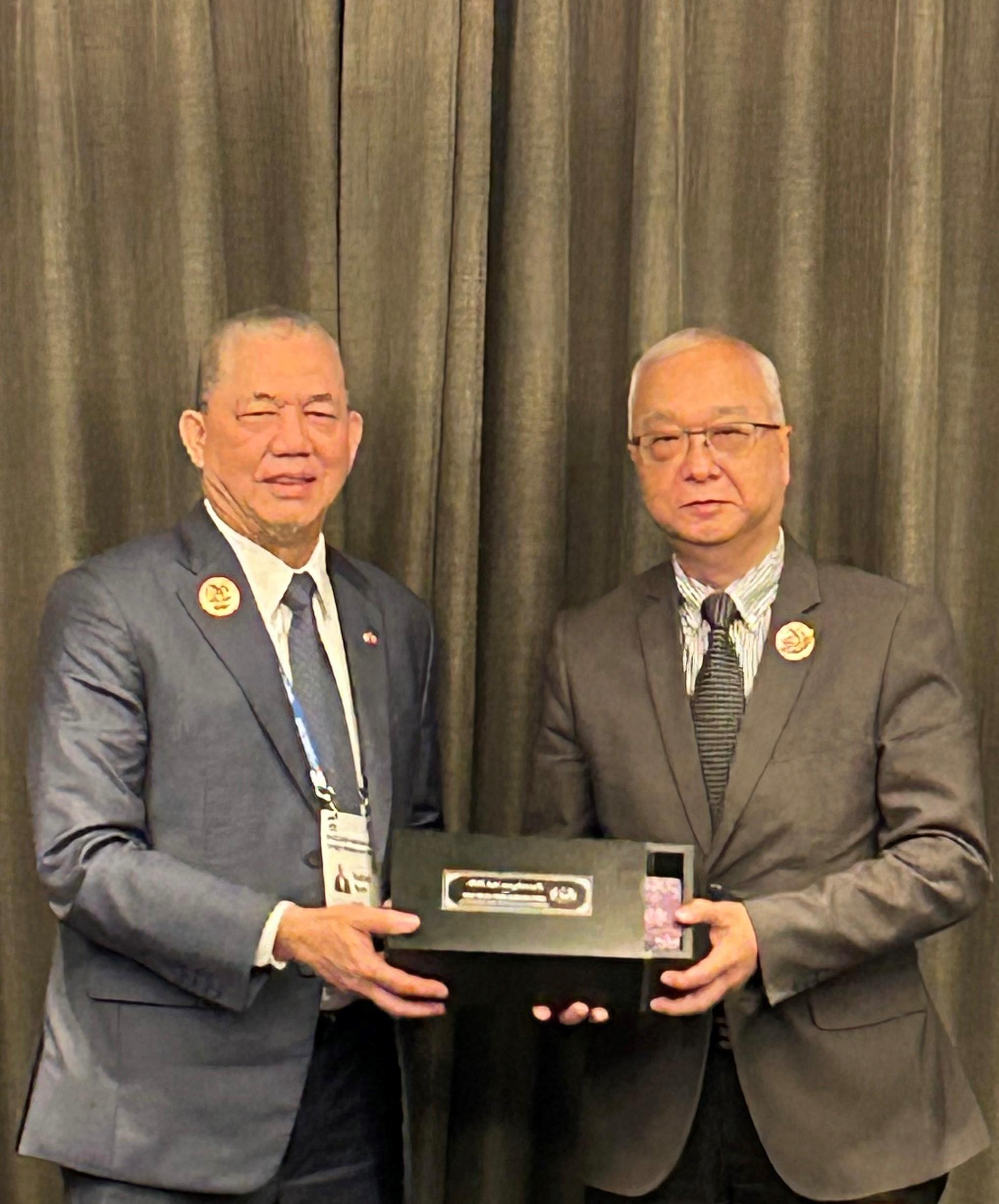The Secretary for Environment and Ecology, Mr Tse Chin-wan, continued his attendance at the Asia-Pacific Economic Cooperation Energy Ministerial Meeting held in Busan, Korea, today (August 28) and had a bilateral meeting with the Deputy Prime Minister and Minister of Energy Transition and Water Transformation of Malaysia, Mr Fadillah Yusof. Photo shows Mr Tse (right) and Mr Yusof (left) after the meeting.