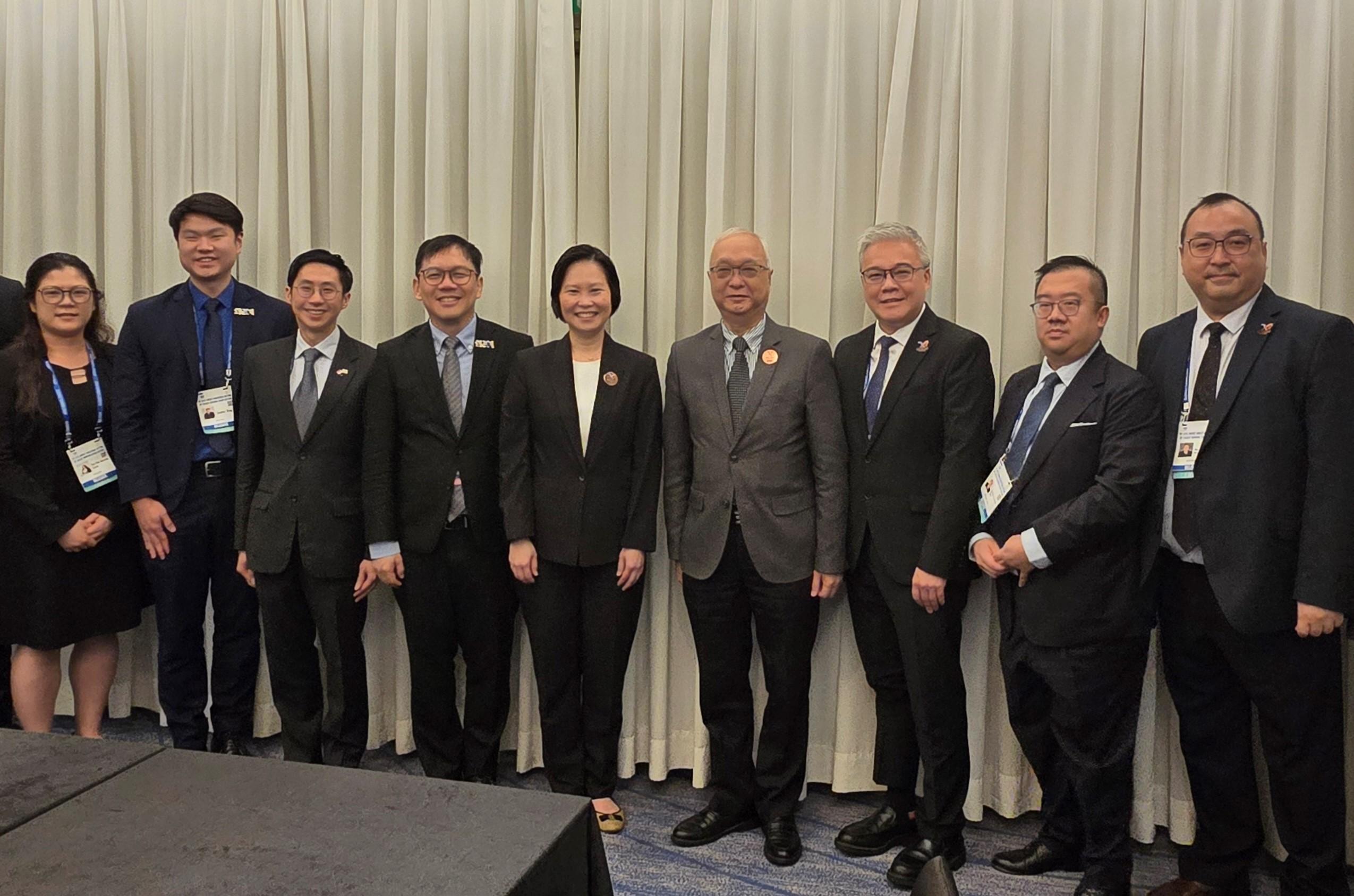 The Secretary for Environment and Ecology, Mr Tse Chin-wan, continued his attendance at the Asia-Pacific Economic Cooperation Energy Ministerial Meeting held in Busan, Korea, today (August 28) and had a bilateral meeting with the Minister of State for Foreign Affairs and Trade and Industry of Singapore, Ms Gan Siow Huang. Photo shows Mr Tse (fourth right), the Director of Electrical and Mechanical Services, Mr Poon Kwok-ying (third right), and Ms Gan (fifth right) after the meeting.