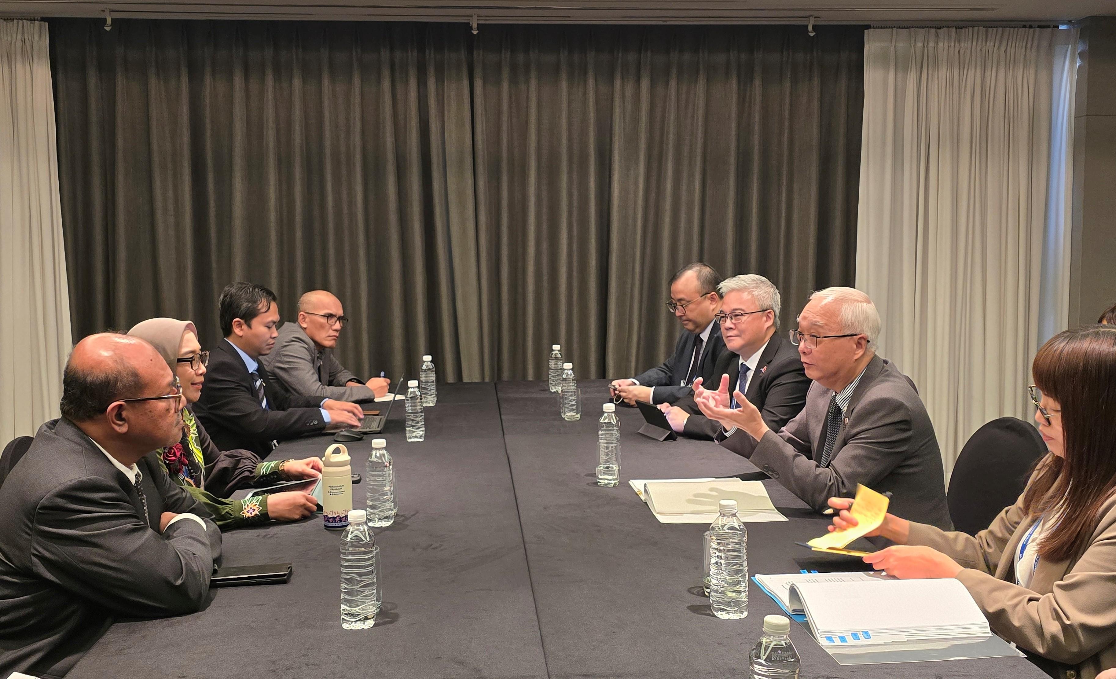 The Secretary for Environment and Ecology, Mr Tse Chin-wan, continued his attendance at the Asia-Pacific Economic Cooperation Energy Ministerial Meeting held in Busan, Korea, today (August 28). Photo shows Mr Tse (second right) and the Director of Electrical and Mechanical Services, Mr Poon Kwok-ying (third right), exchanging views on energy issues during a bilateral meeting with the Director General of New, Renewable Energy and Energy Conservation of Ministry of Energy and Mineral Resources of Indonesia, Professor Eniya Listiani Dewi (second left).
