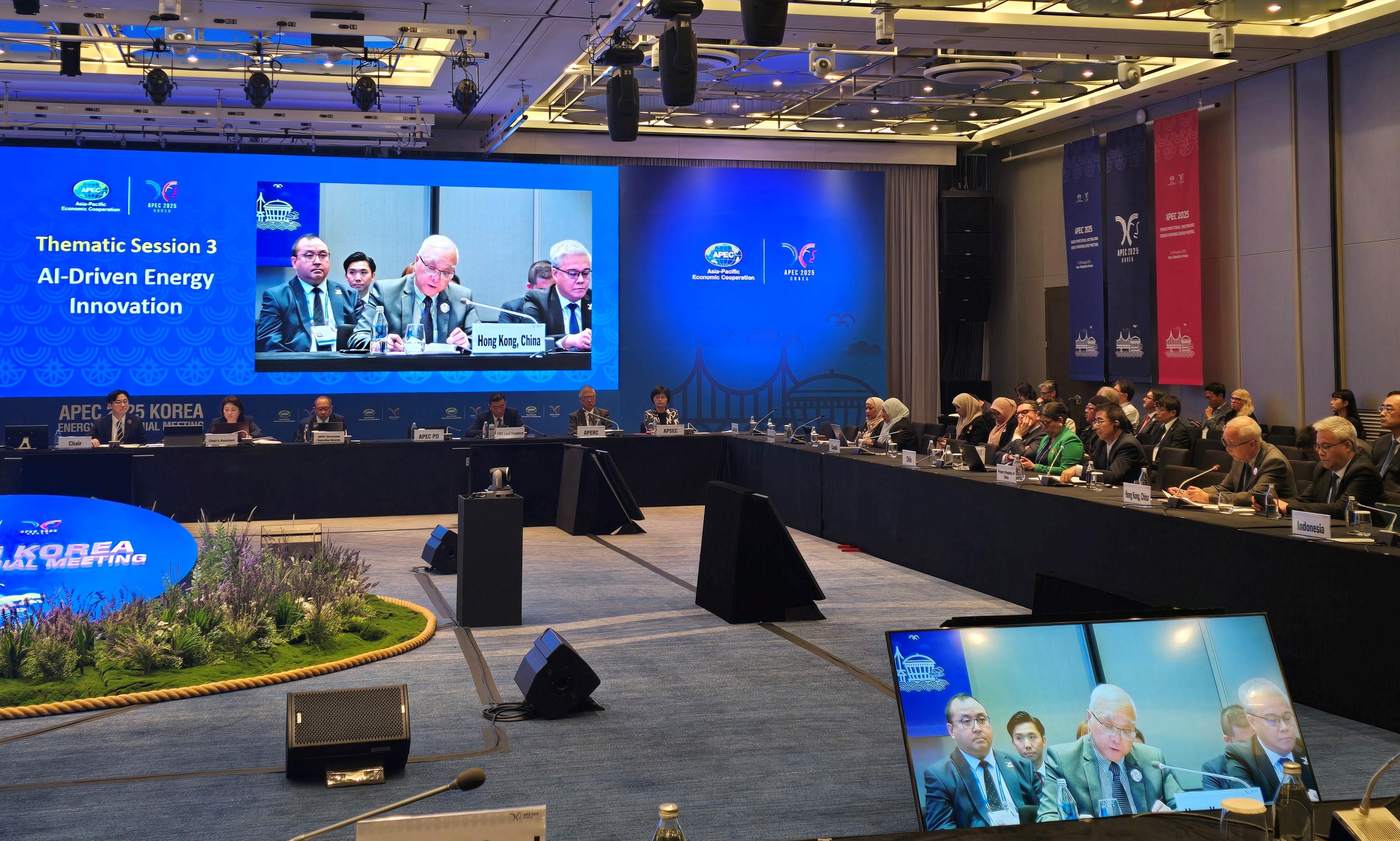 The Secretary for Environment and Ecology, Mr Tse Chin-wan, continued his attendance at the Asia-Pacific Economic Cooperation Energy Ministerial Meeting held in Busan, Korea, today (August 28). Photo shows Mr Tse (on the screen, first row, second right), speaking at the "Thematic Session 3: AI-Driven Energy Innovation". The Director of Electrical and Mechanical Services, Mr Poon Kwok-ying (on the screen, first row, first right), also attended the meeting.