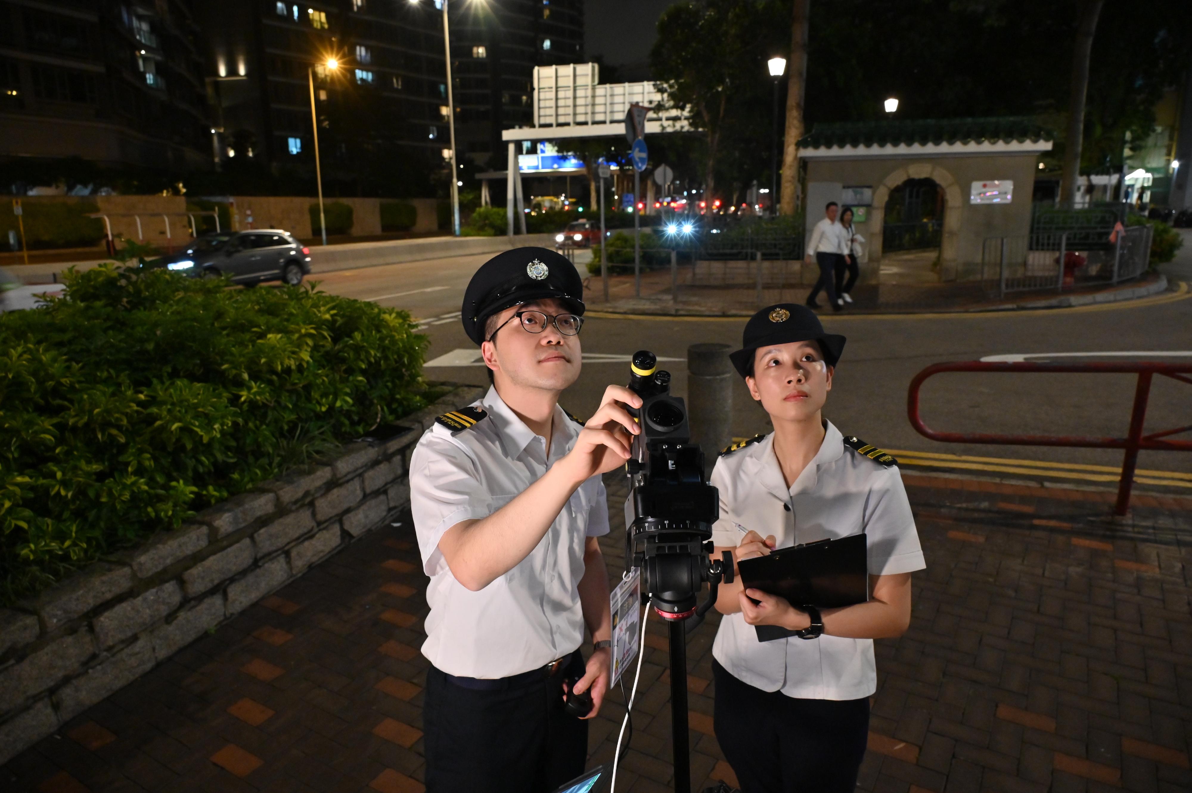 The Food and Environmental Hygiene Department (FEHD) held a media briefing today (August 28) to introduce new enforcement efforts against dripping air conditioners. Photo shows the FEHD officers inspecting dripping air conditioners with the Dripping Air Conditioner Investigation System.