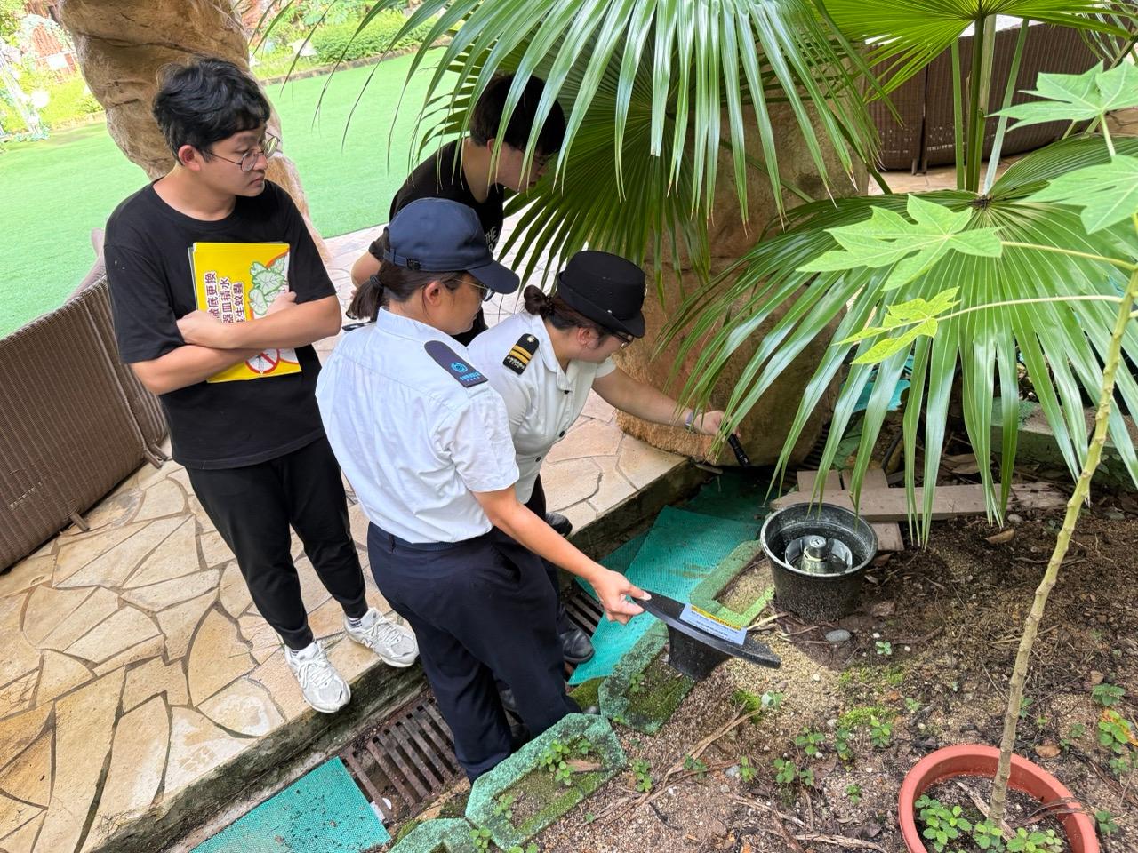The Food and Environmental Hygiene Department (FEHD) today (August 28) released the ninth batch of gravidtrap indexes and density indexes for Aedes albopictus in August, covering 17 survey areas. Photo shows FEHD staff inspecting the operation of a new kind of mosquito trapping device (also known as a "mosquito trap") in Ma Wan, Tsuen Wan District.
