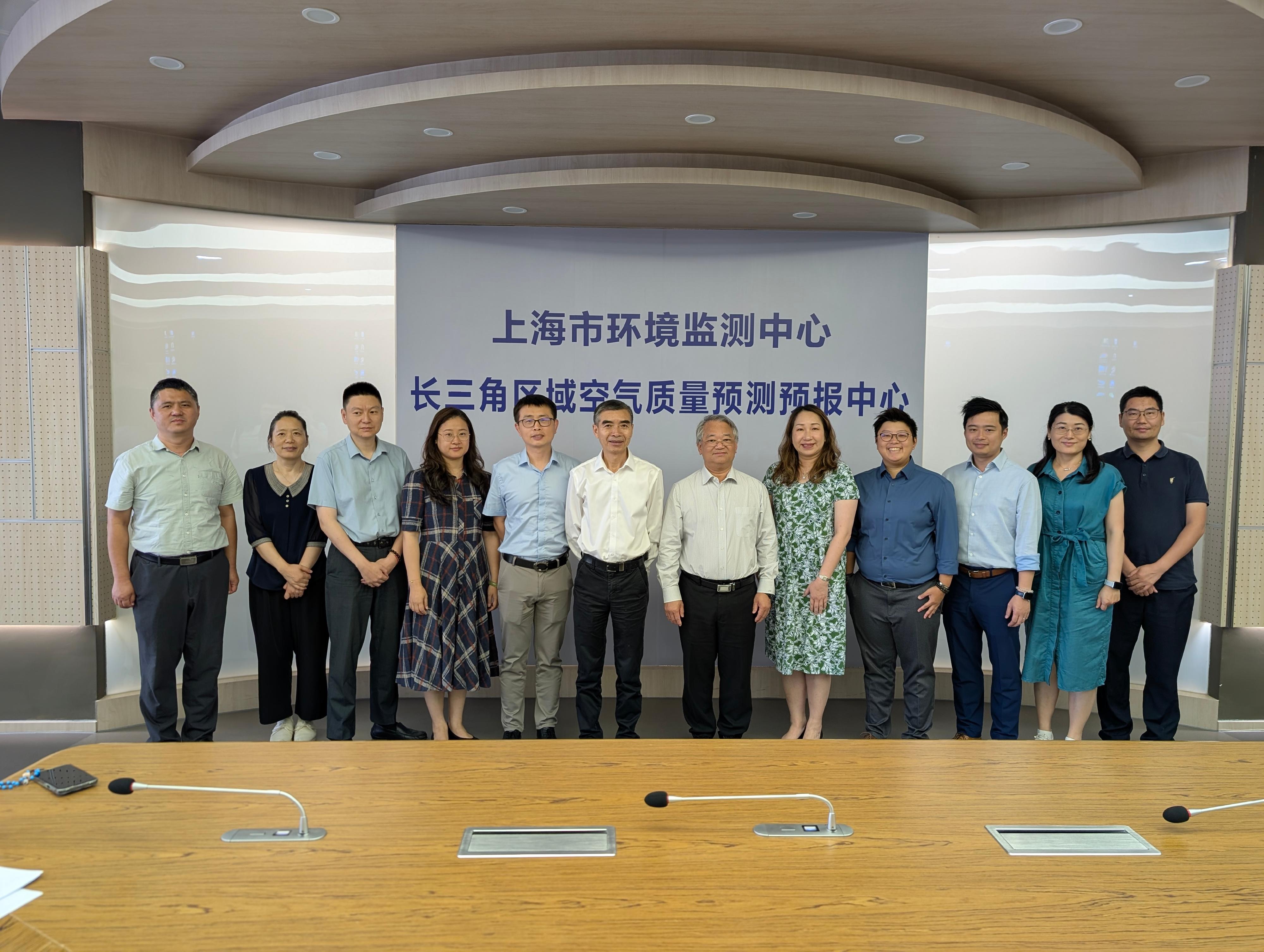 環境保護署署長徐浩光博士八月二十四至二十八日訪問杭州及上海。徐浩光博士（右六）八月二十五日拜訪上海市生態環境局，與一級巡視員柏國強（左六）討論滬港環境保護的合作。