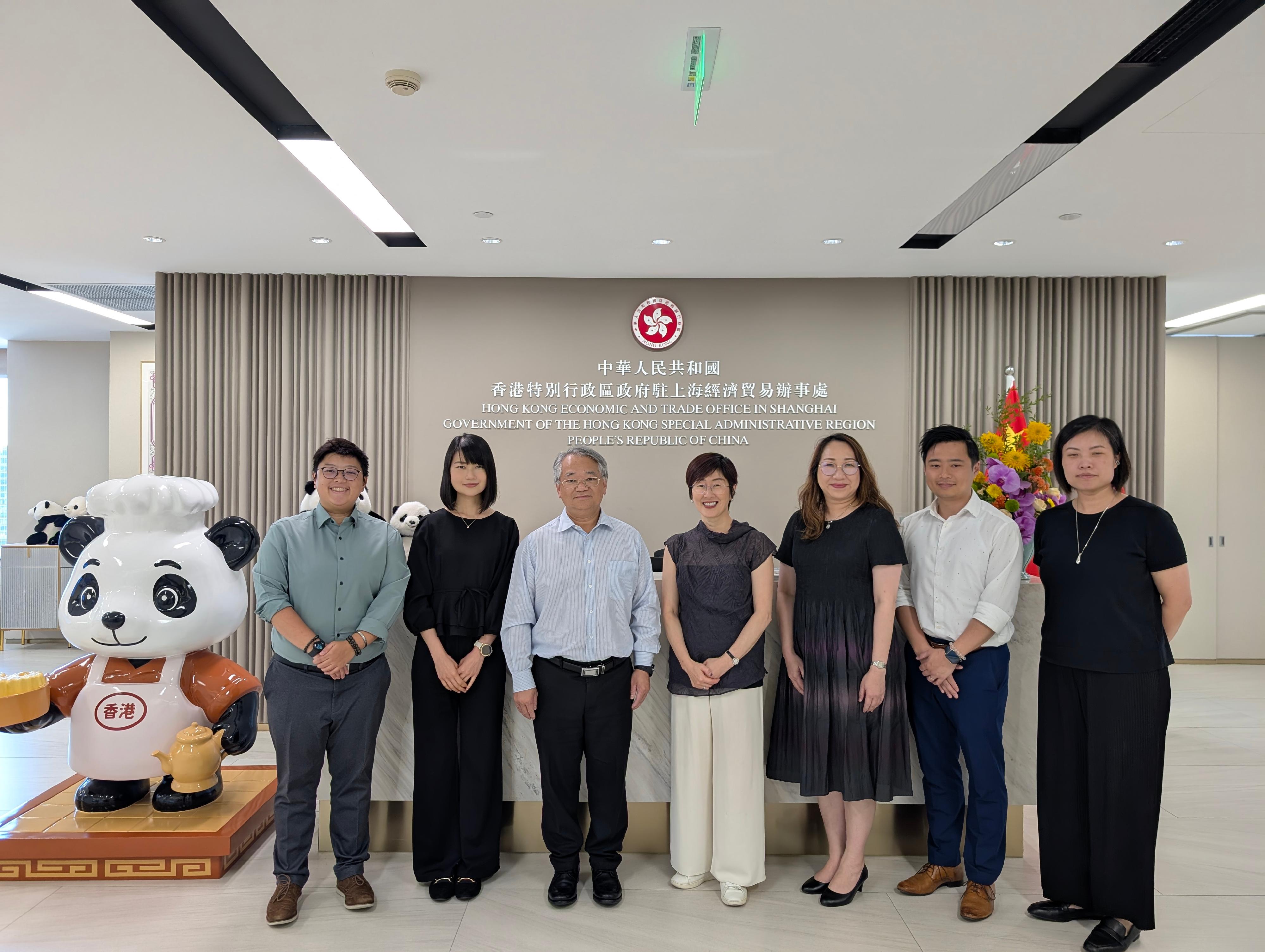 環境保護署署長徐浩光博士（左三）八月二十四至二十八日訪問杭州及上海，其間與駐上海經濟貿易辦事處主任蔡亮（左四）會面。