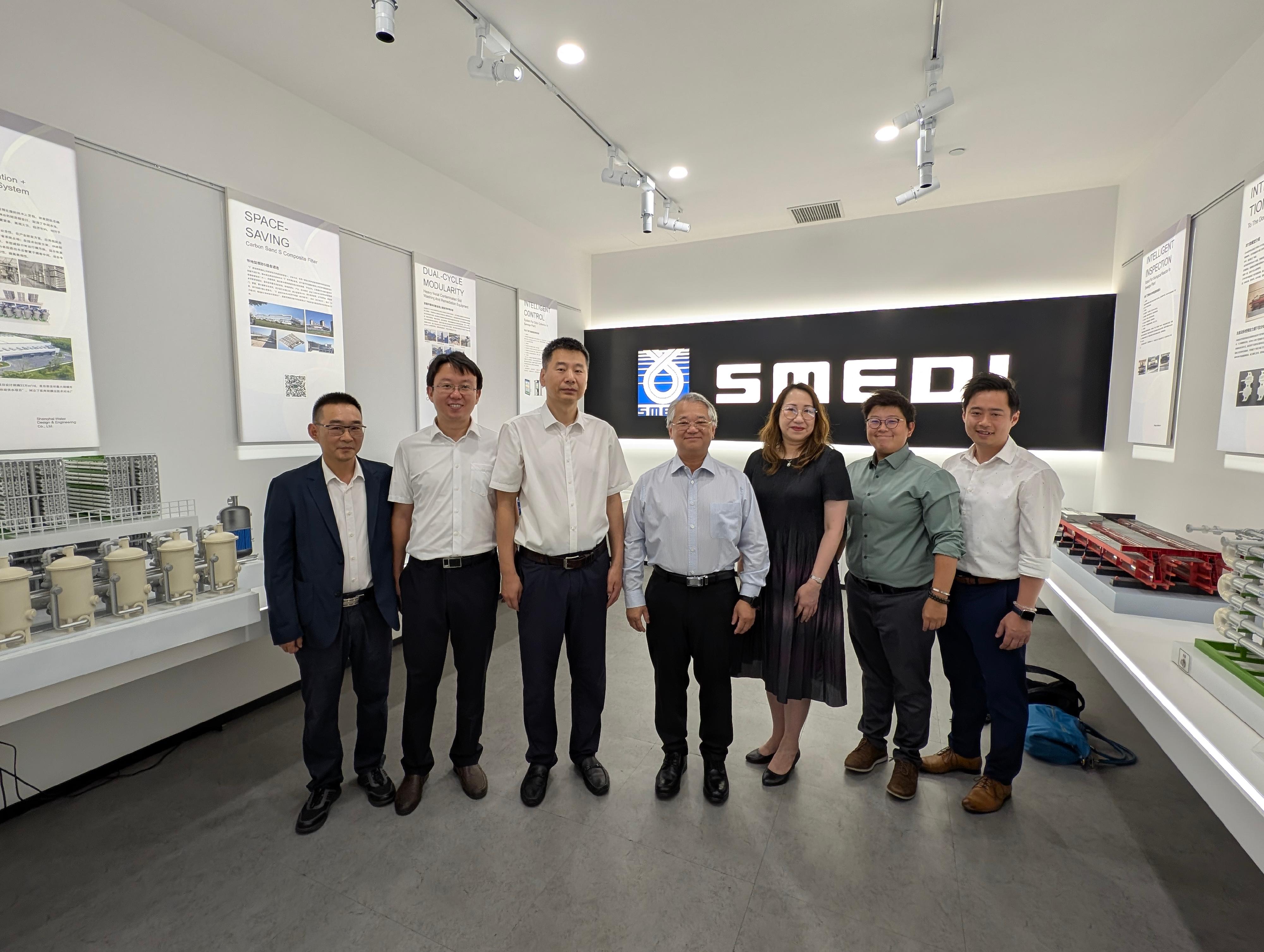 The Director of Environmental Protection (EPD), Dr Samuel Chui, visited Hangzhou and Shanghai from August 24 to 28.  Photo shows Dr Chui (fourth left) meeting with the Director of Shanghai Municipal Engineering Design Institute, Mr Zheng Zhimin(third left), to exchange views on  technical solutions for sewage and waste treatment between Hong Kong and Shanghai on August 27.