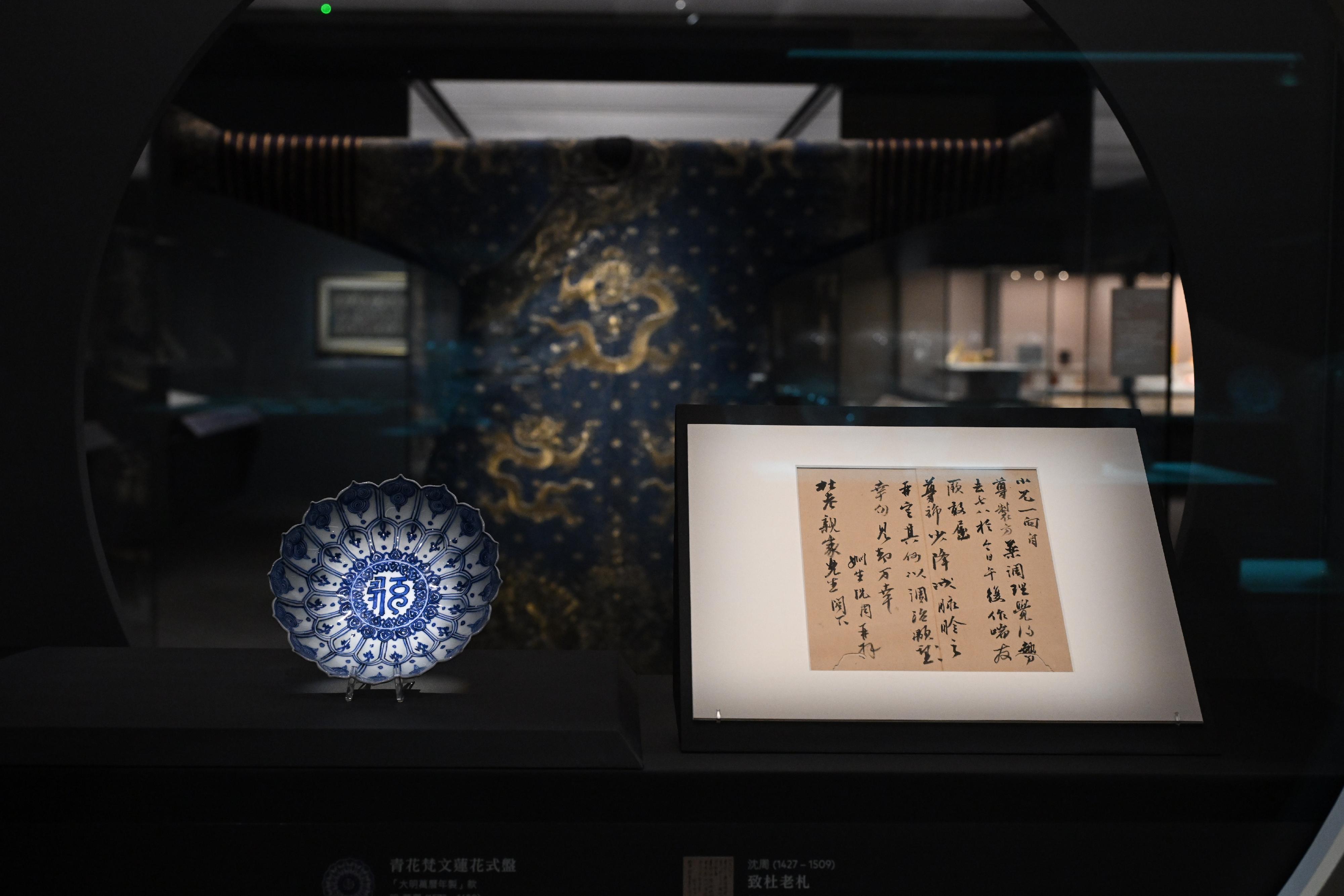「鑑古識今——敏求精舍六十五周年」展覽開幕典禮今日（八月二十九日）在香港藝術館舉行。圖示左方為明代的青花梵文蓮花式盤，右方為沈周的《致杜老札》。



