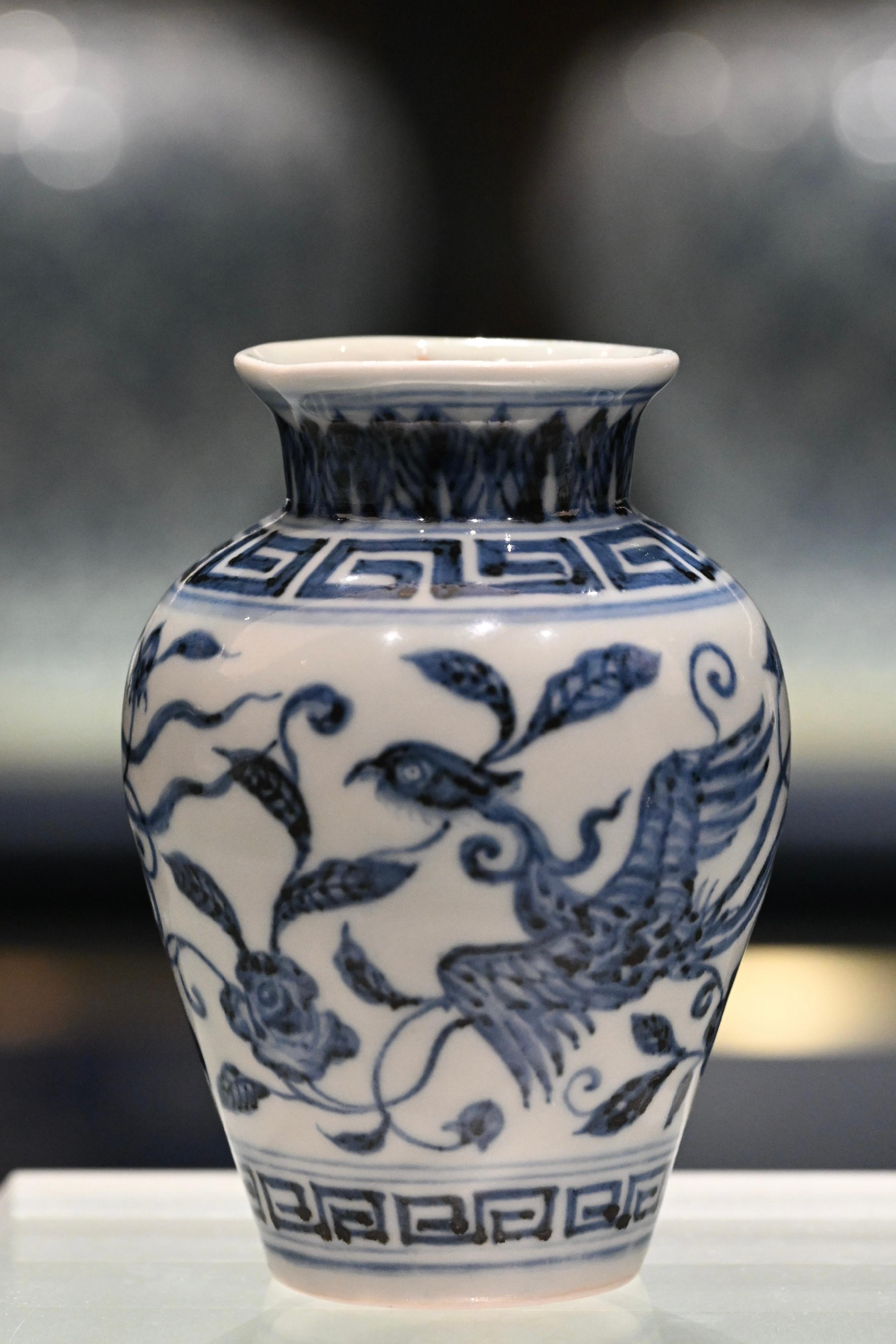 The opening ceremony of the "Engaging Past Wisdom: Min Chiu Society at Sixty-five" exhibition was held today (August 29) at the Hong Kong Museum of Art. Photo shows a jar with phoenix and floral designs in underglaze blue from the Ming dynasty, which is recognised as a masterpiece of official kilns during the Xuande reign.

