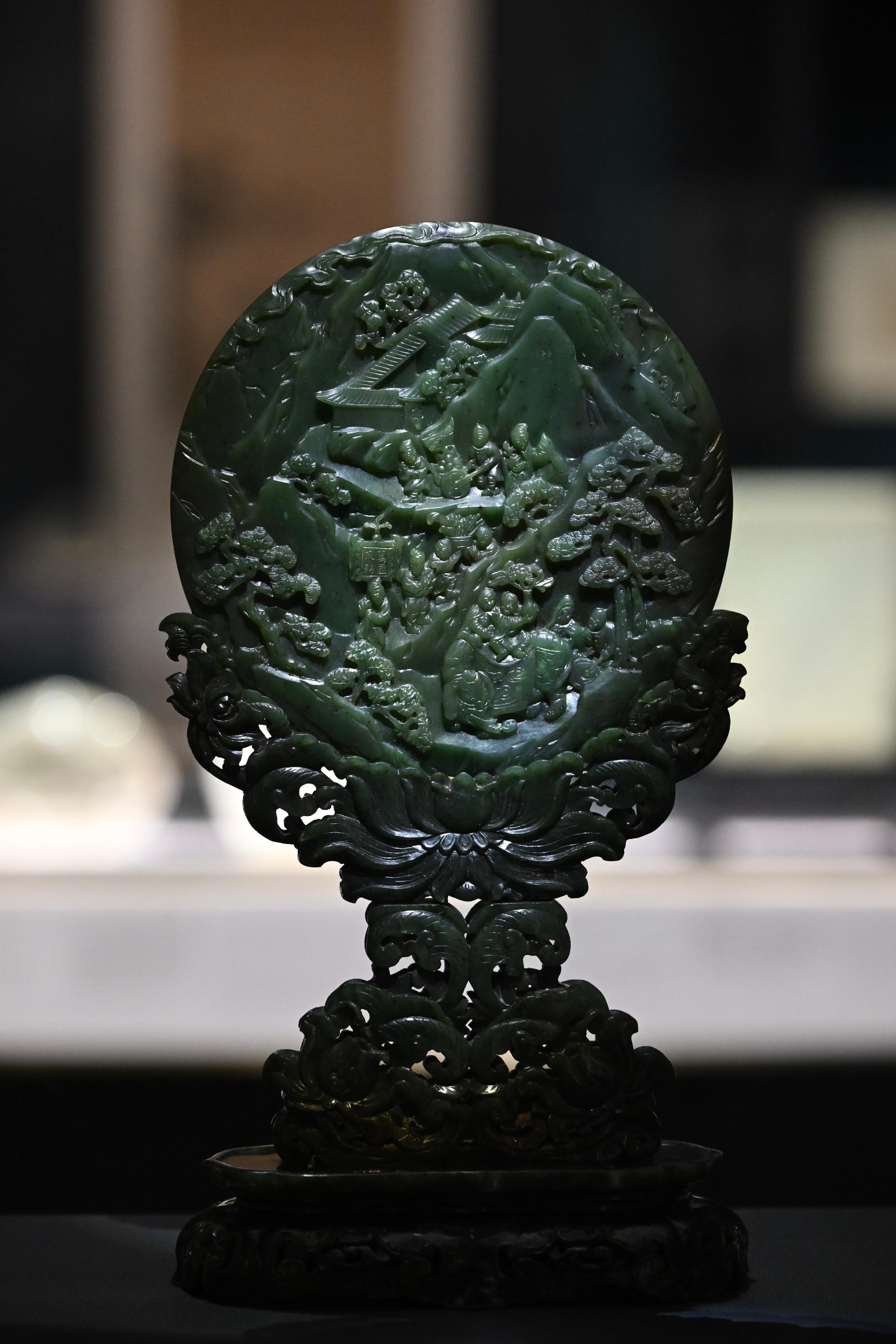 The opening ceremony of the "Engaging Past Wisdom: Min Chiu Society at Sixty-five" exhibition was held today (August 29) at the Hong Kong Museum of Art. Photo shows a rare surviving spinach-green jade "Tributes from Ten Thousand Nations" table screen from the Qing dynasty. 