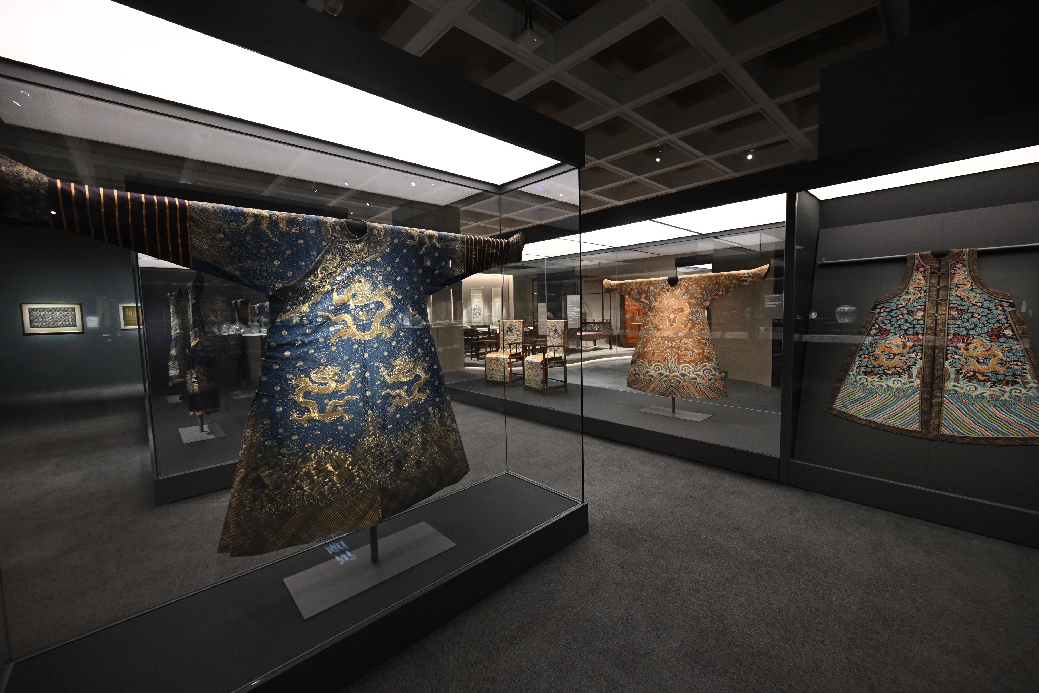 The opening ceremony of the "Engaging Past Wisdom: Min Chiu Society at Sixty-five" exhibition was held today (August 29) at the Hong Kong Museum of Art. The exhibition features over 400 precious artefacts from more than 40 members' collections, the largest number of exhibits of the Min Chiu Society to date.
