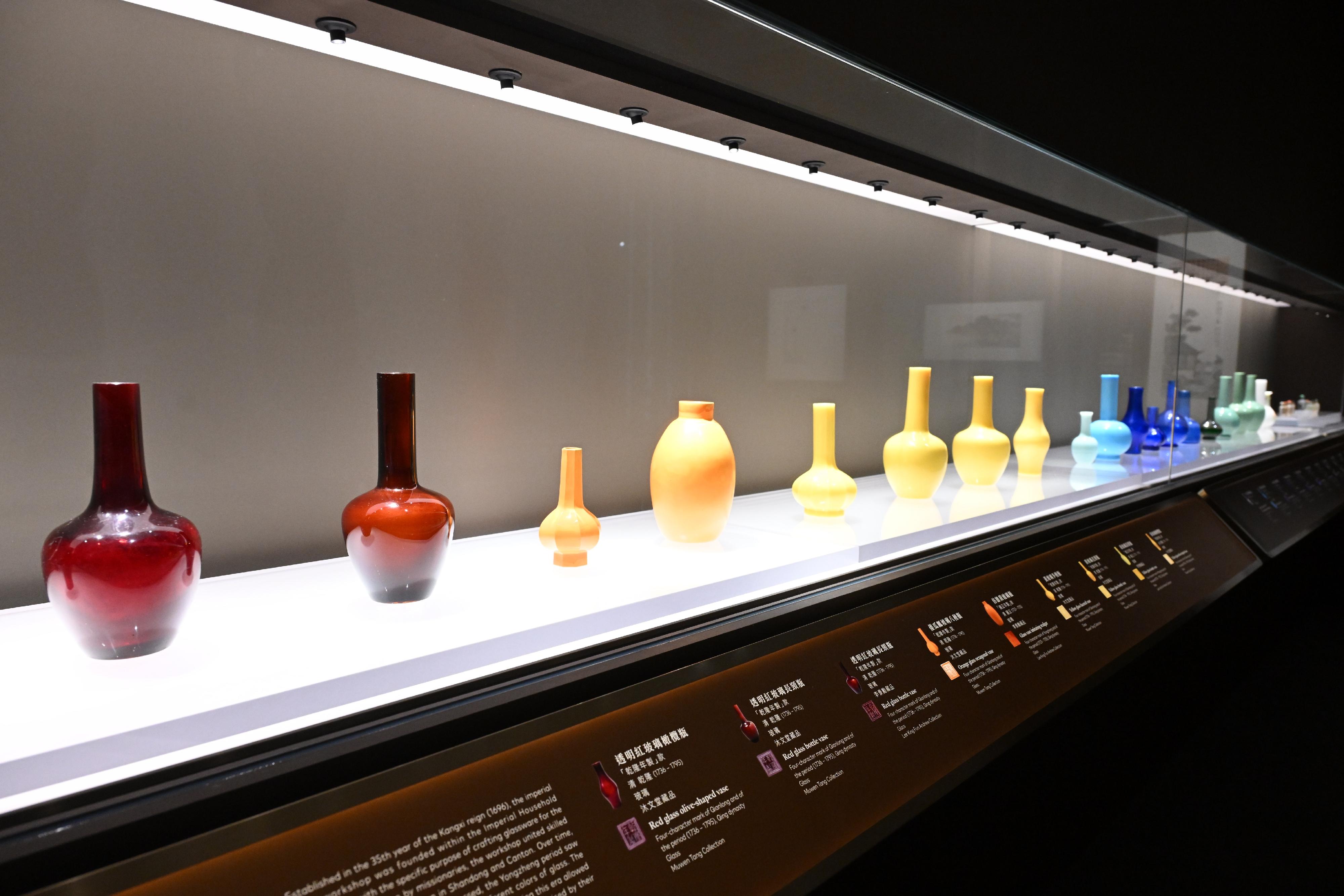 The opening ceremony of the "Engaging Past Wisdom: Min Chiu Society at Sixty-five" exhibition was held today (August 29) at the Hong Kong Museum of Art. The exhibition features over 400 precious artefacts from more than 40 members' collections, the largest number of exhibits of the Min Chiu Society to date.
