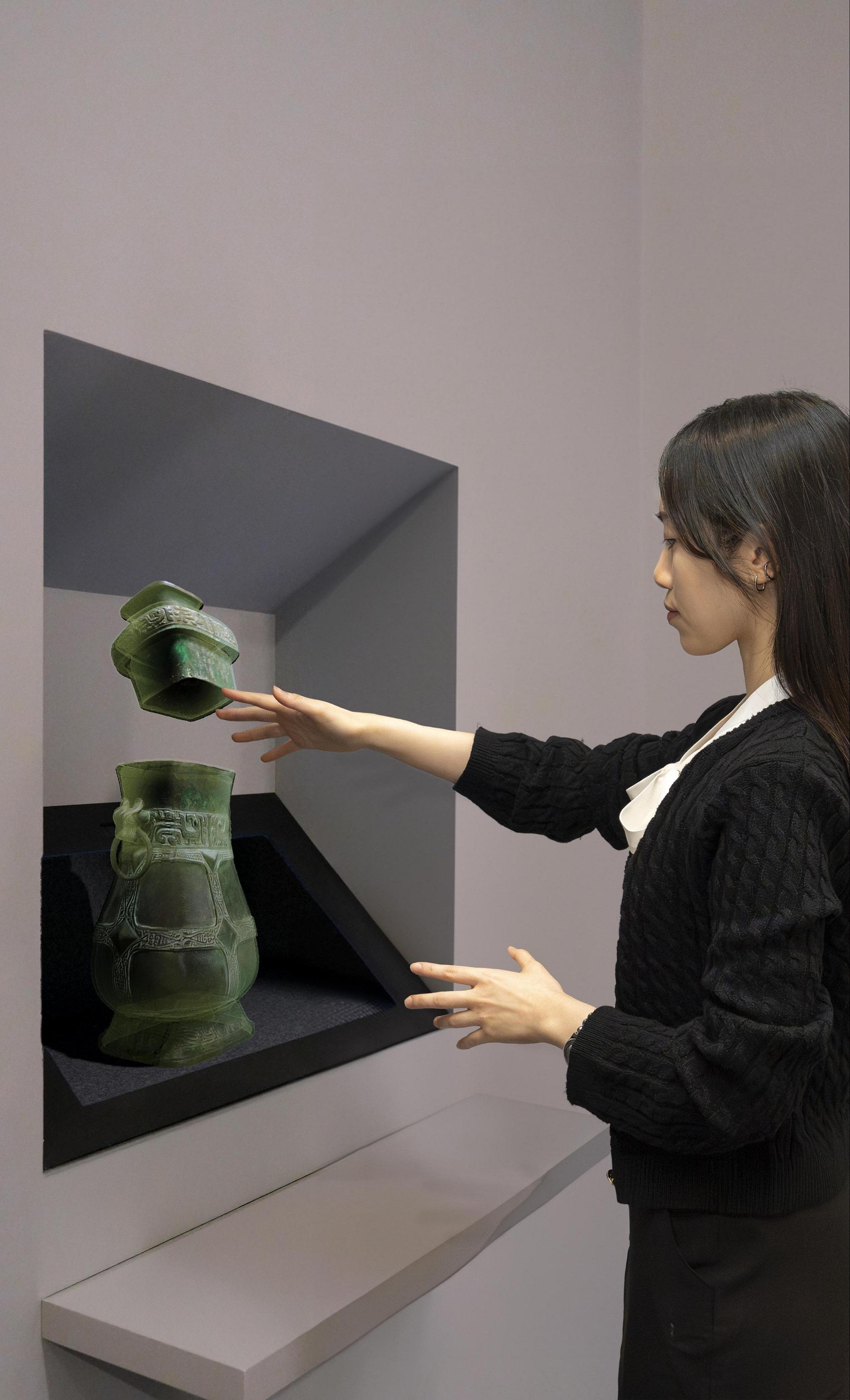 The opening ceremony of the "Engaging Past Wisdom: Min Chiu Society at Sixty-five" exhibition was held today (August 29) at the Hong Kong Museum of Art. Photo shows the exhibition's employment of technology such as holographic imaging to reinterpret various artefacts, allowing visitors to virtually "handle" and interact with the artefacts and uncover the stories behind each piece. (Mock-up image)

