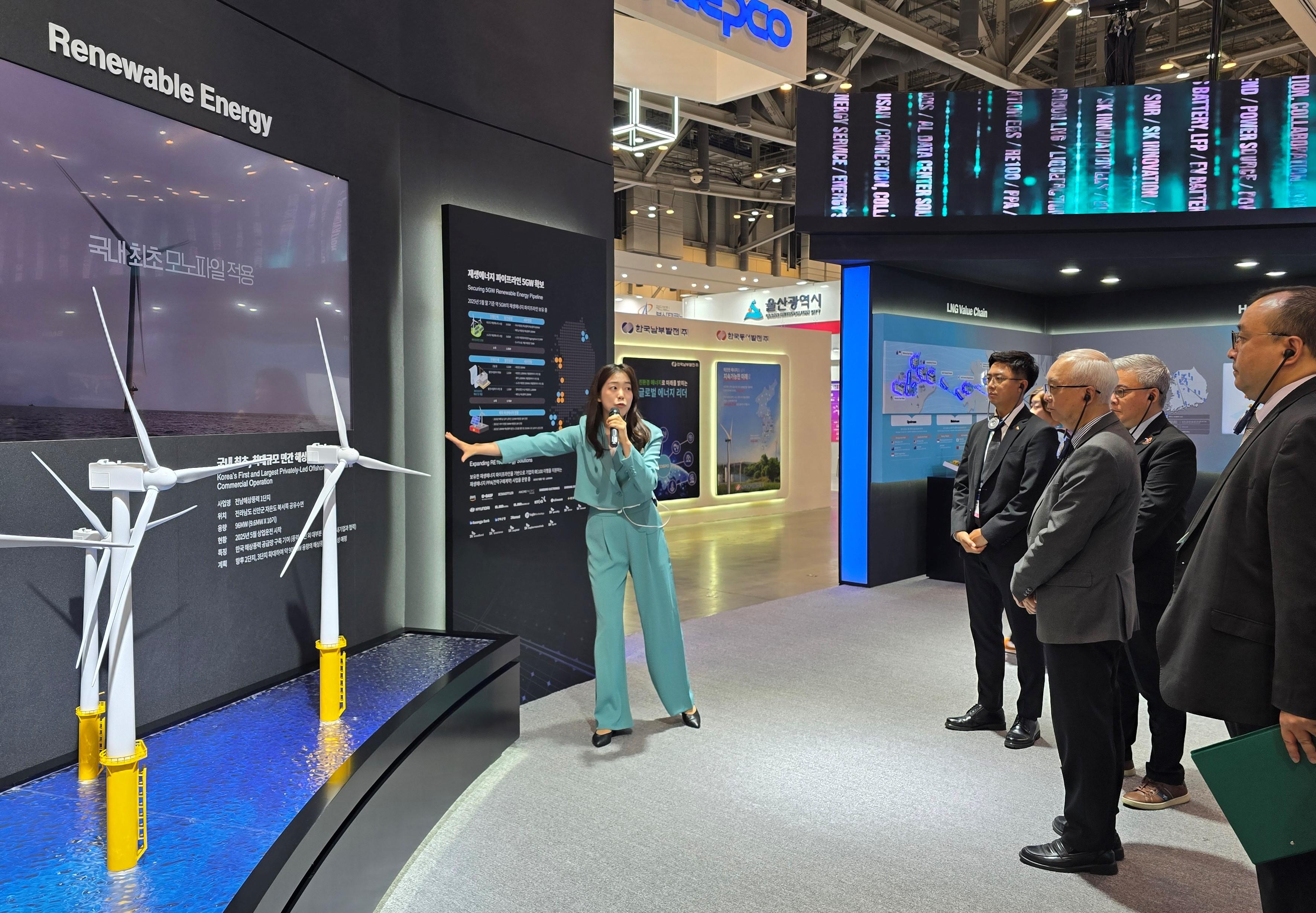 The Secretary for Environment and Ecology, Mr Tse Chin-wan, met with representatives of an energy company in Busan, Korea, today (August 29). Photo shows Mr Tse (third right) and the Director of Electrical and Mechanical Services, Mr Poon Kwok-ying (second right), being briefed by a staff member on the company's business of renewable energy.