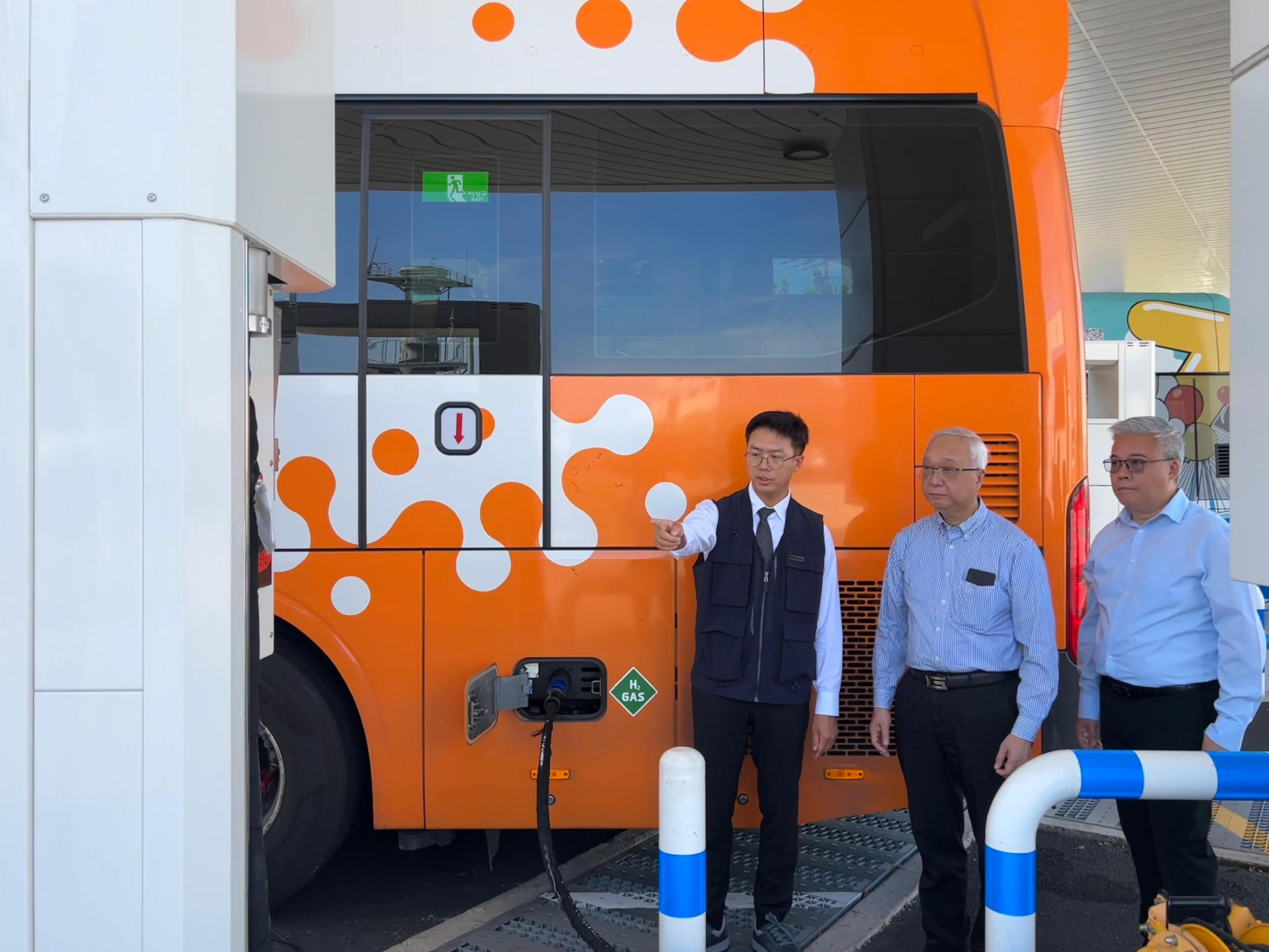 The Secretary for Environment and Ecology, Mr Tse Chin-wan, visited a liquid hydrogen refuelling station in Busan, Korea, today (August 29) to learn about the latest developments in hydrogen technology in Korea. Photo shows Mr Tse (centre) and the Director of Electrical and Mechanical Services, Mr Poon Kwok-ying (right), being briefed by a staff member on the operation of refuelling a bus with hydrogen.