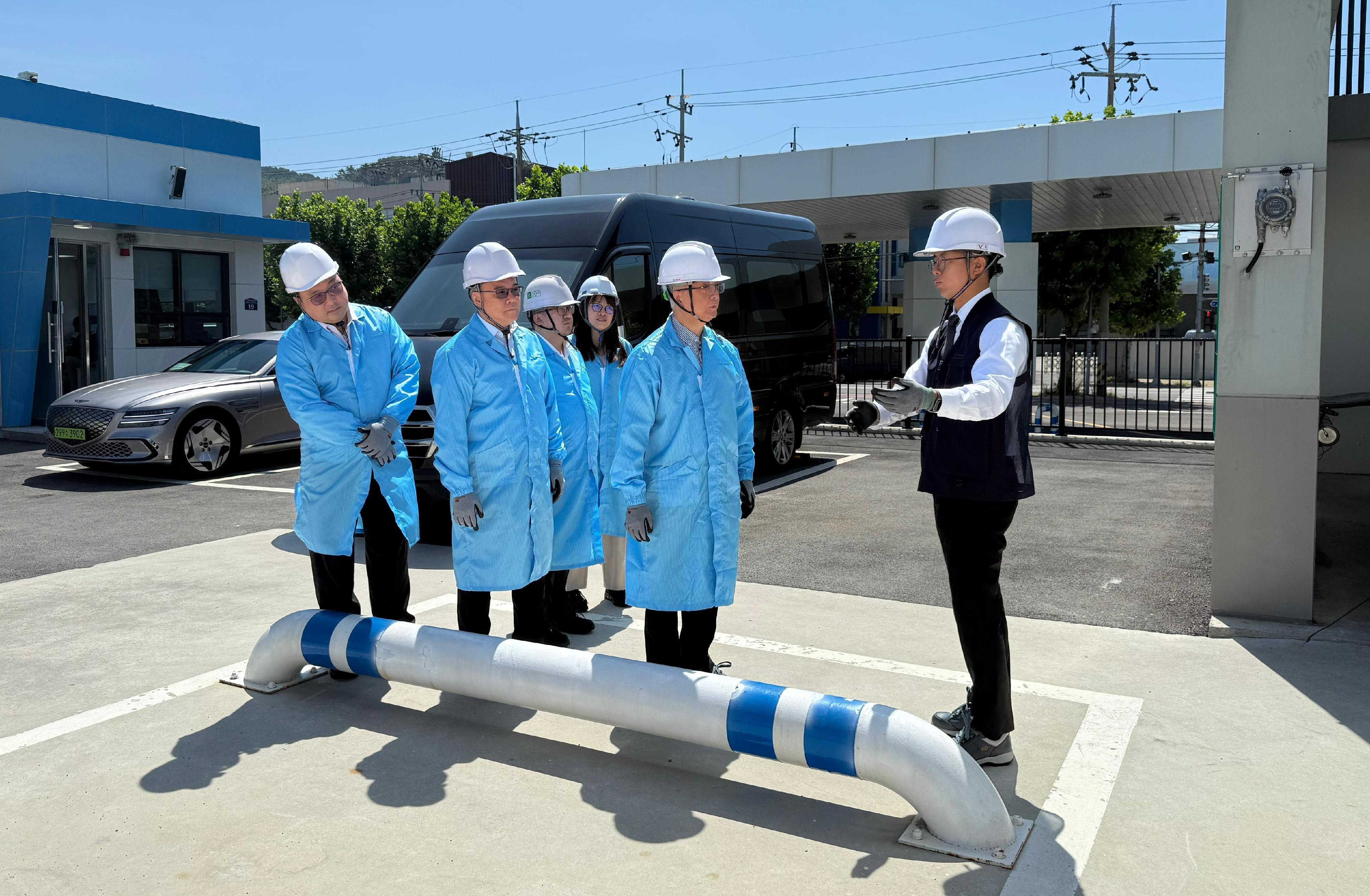 The Secretary for Environment and Ecology, Mr Tse Chin-wan, visited a liquid hydrogen refuelling station in Busan, Korea, today (August 29) to learn about the latest developments in hydrogen technology in Korea. Photo shows Mr Tse (second right) and the Director of Electrical and Mechanical Services, Mr Poon Kwok-ying (second left), being briefed by a staff member on the operation of the refuelling station before visiting its internal facilities.