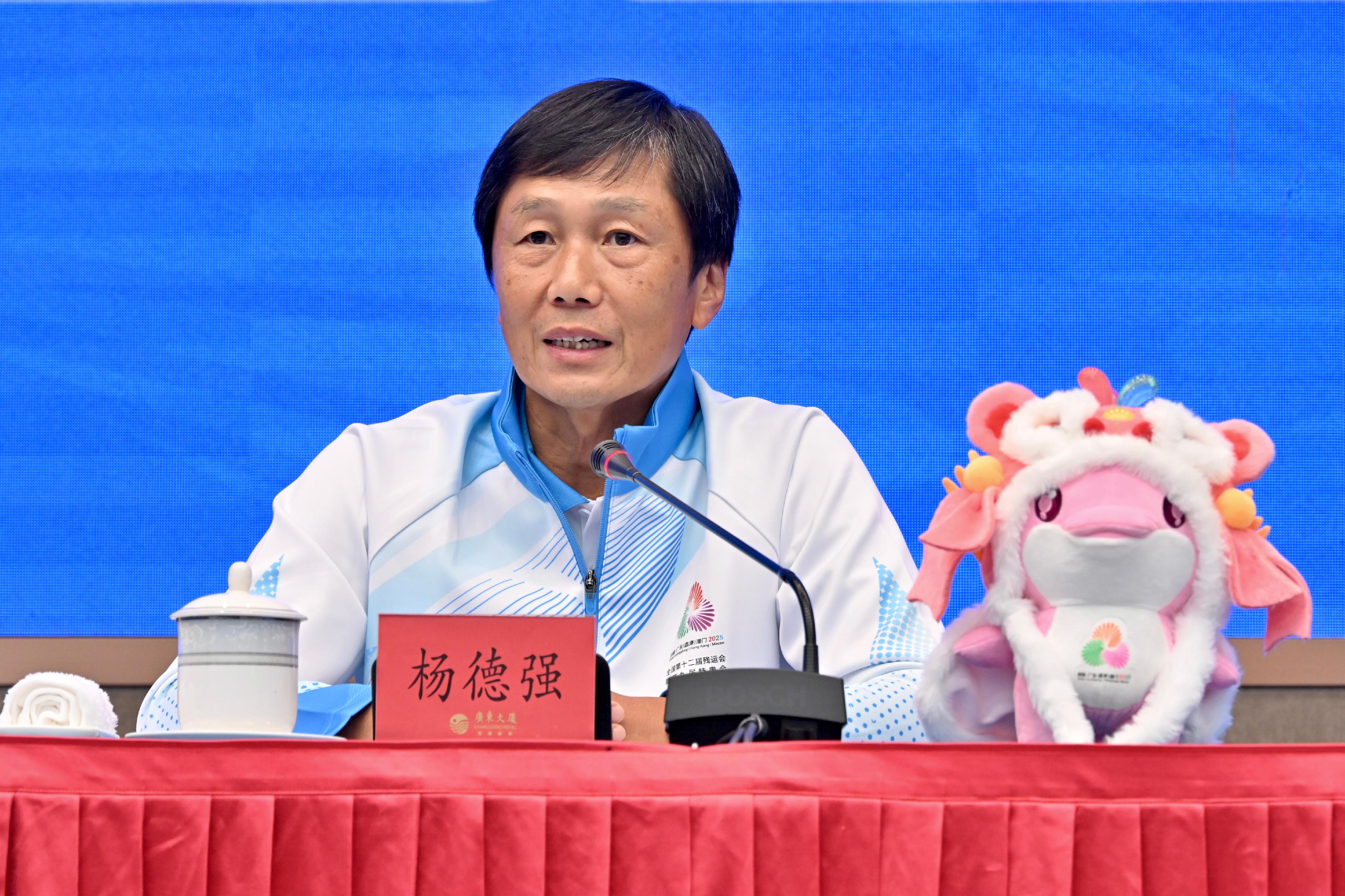 全國第十二屆殘疾人運動會暨第九屆特殊奧林匹克運動會（殘特奧會）廣東賽區執行委員會、香港特別行政區政府全國運動會香港賽區統籌辦公室（全運會統籌辦）和第十五屆全國運動會及殘特奧會澳門賽區籌備辦公室今日（八月二十九日）在廣州舉辦「奮進100天　灣區共逐夢」新聞發布會，迎接殘特奧會倒數100日。圖示全運會統籌辦主任楊德強在新聞發布會上發言。
