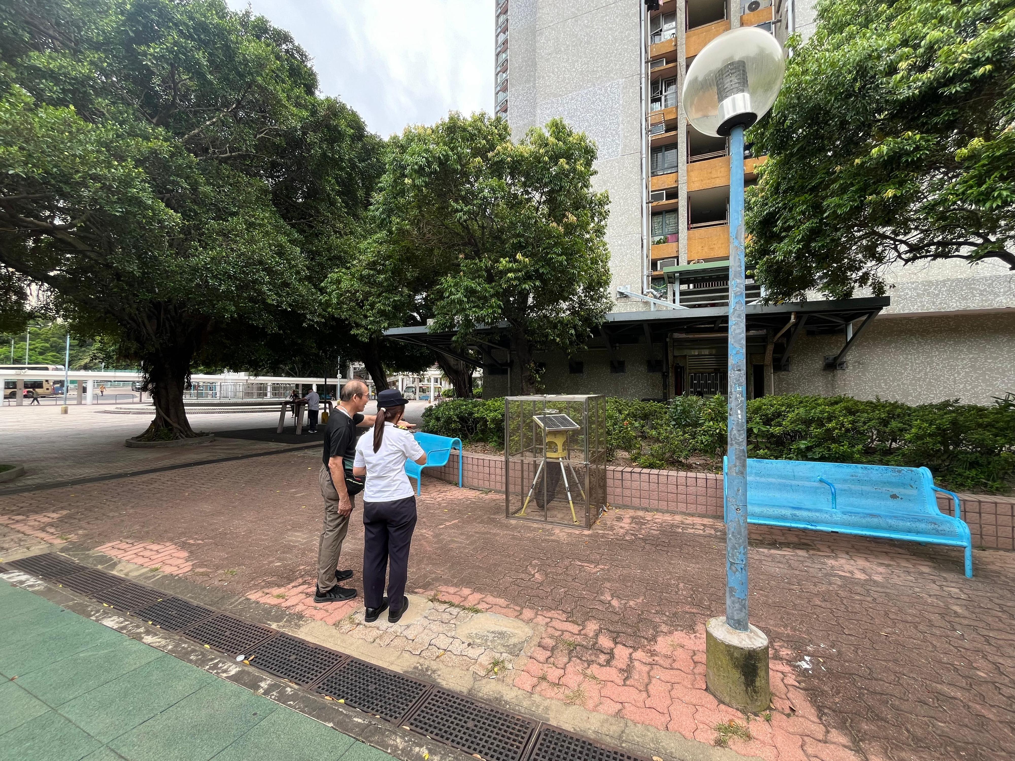 The Food and Environmental Hygiene Department (FEHD) today (August 29) released the 10th batch of gravidtrap indexes and density indexes for Aedes albopictus in August, covering five survey areas. Photo shows an FEHD staff member inspecting a public housing estate in Tsing Yi North, reminding property management staff to intensify mosquito prevention and control work.

