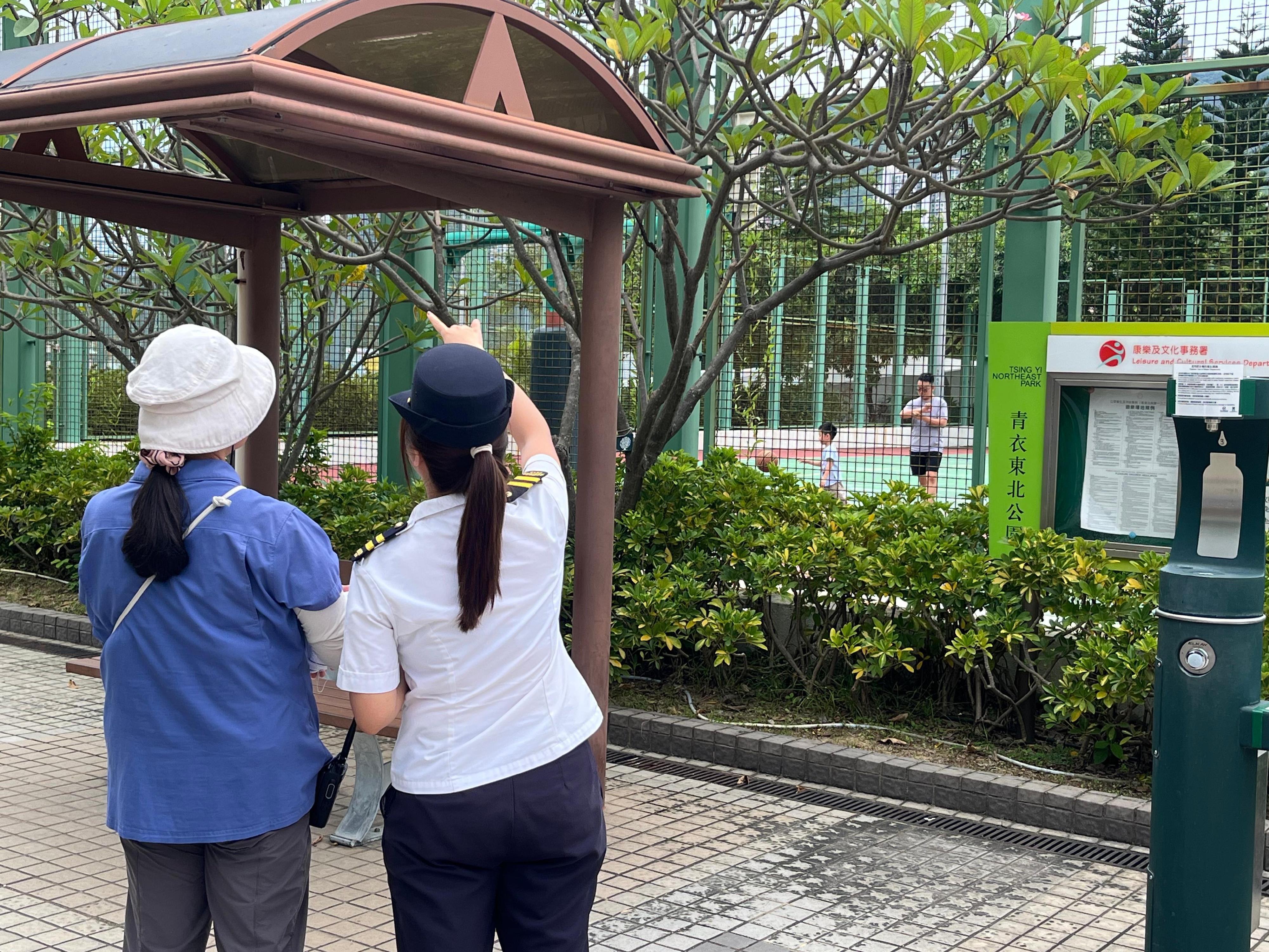 The Food and Environmental Hygiene Department (FEHD) today (August 29) released the 10th batch of gravidtrap indexes and density indexes for Aedes albopictus in August, covering five survey areas. Photo shows an FEHD staff member inspecting a park in Tsing Yi North and providing the venue management with advice on mosquito prevention and control.
