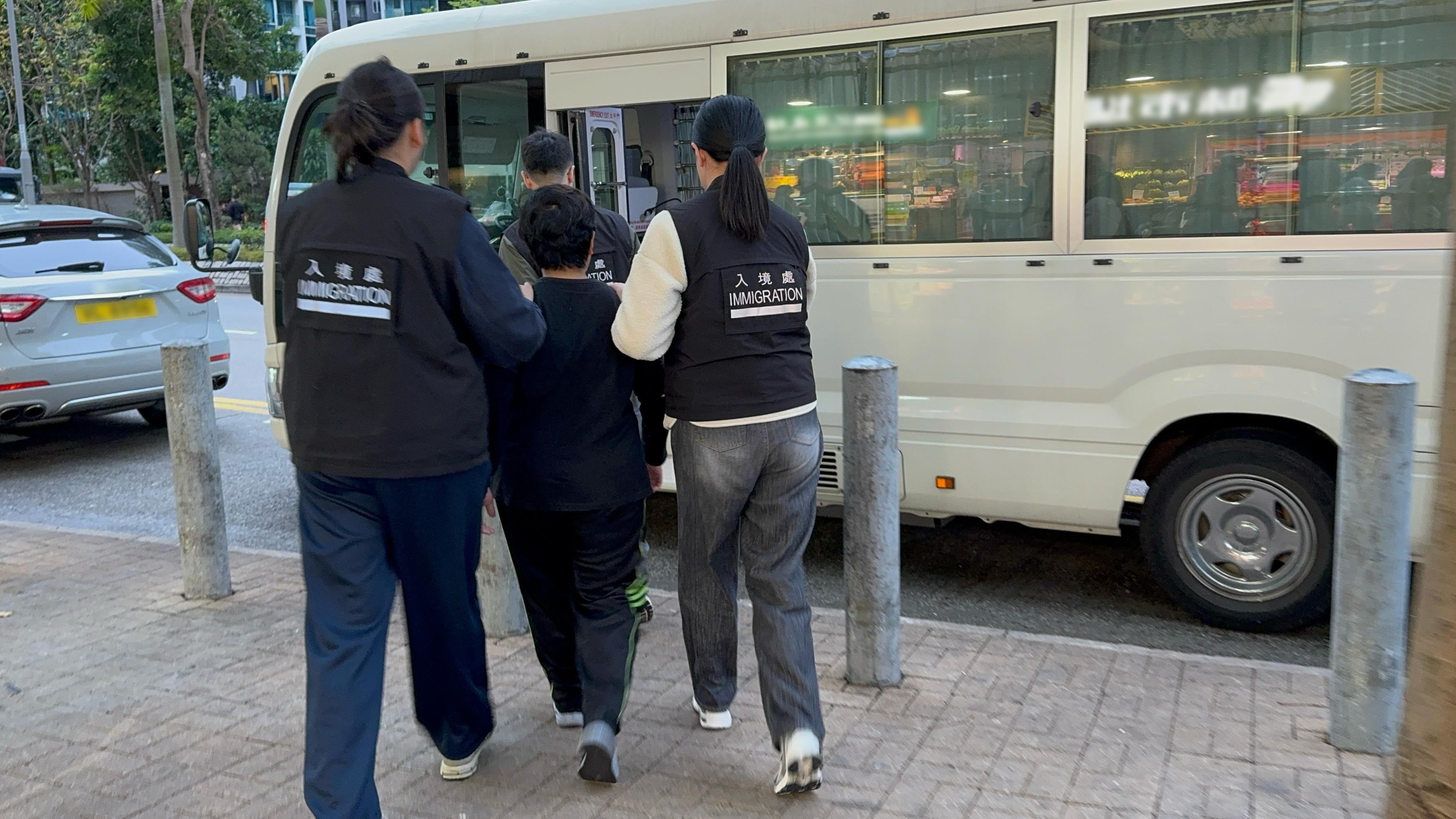 入境事務處於八月二十五日至昨日（八月二十八日）一連四日在全港多區展開代號為「曙光行動」的反非法勞工行動，以及聯同香港警務處執行的「冠軍行動」。圖示懷疑非法勞工在行動中被捕。