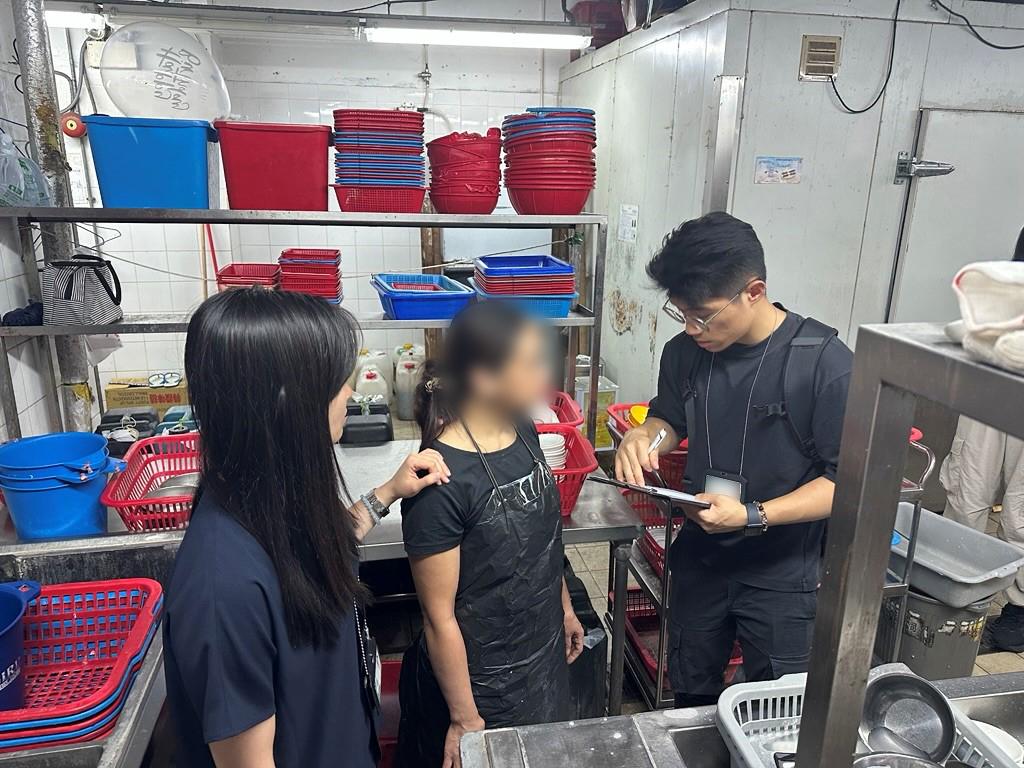 The Immigration Department mounted a series of territory-wide anti-illegal worker operations codenamed "Twilight", and a joint operation with the Hong Kong Police Force codenamed "Champion", for four consecutive days from August 25 to yesterday (August 28). Photo shows a suspected illegal worker arrested during an operation.