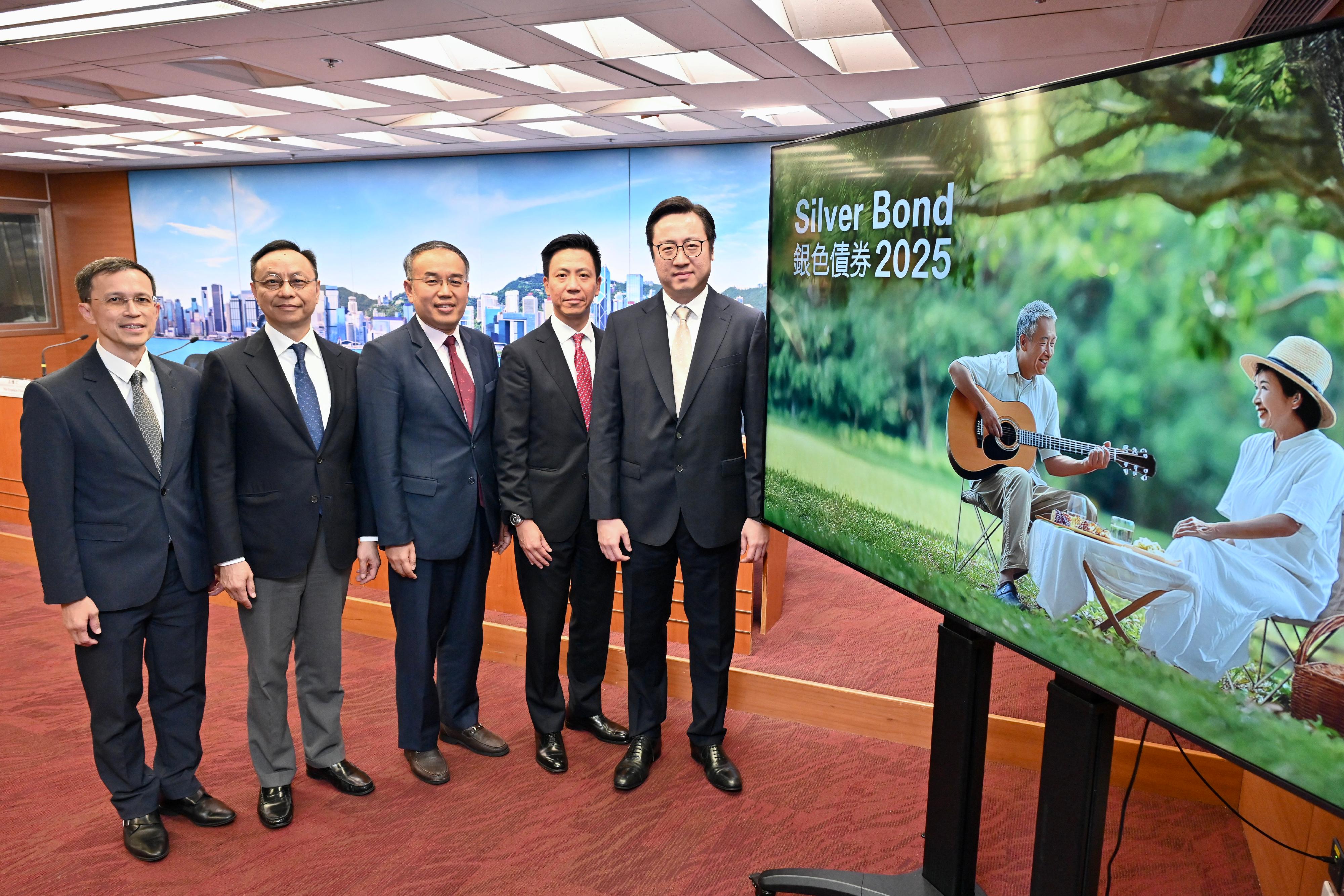 The Secretary for Financial Services and the Treasury, Mr Christopher Hui, today (August 29) hosted a press conference on the launch of Silver Bond. Photo shows Mr Hui (centre); Deputy Chief Executive of the Hong Kong Monetary Authority Mr Darryl Chan (second left); the Principal Assistant Secretary (Project Capability and Strategy), Development Bureau, Mr Frankie Fung (first left); the Head of Markets and Securities Services, Hong Kong of the Hongkong and Shanghai Banking Corporation Limited, Mr Cheuk Wong (second right); and the General Manager, Personal Banking Product Department, the Bank of China (Hong Kong), Mr Arnold Chow (first right).