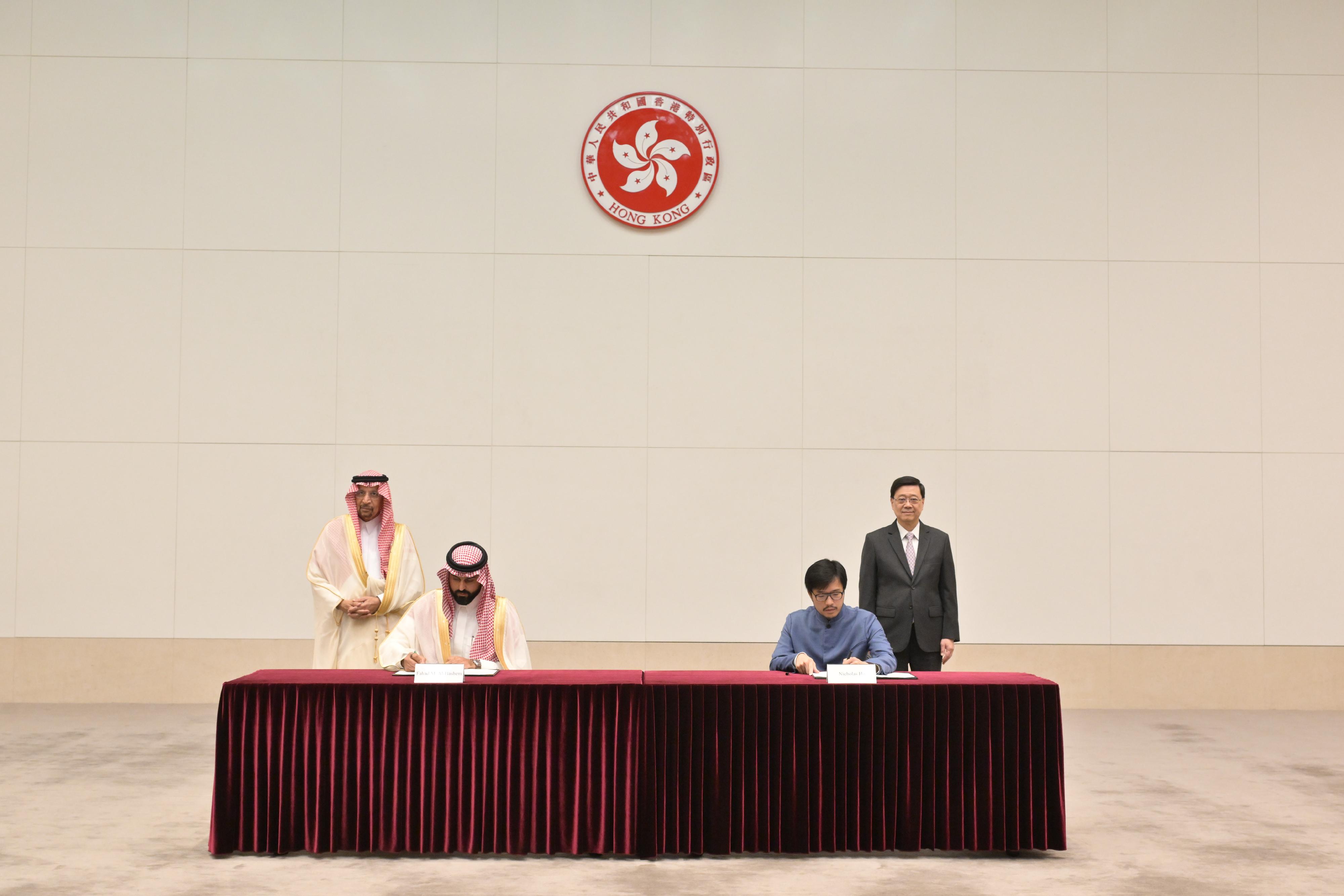 The Belt and Road Office signed a Memorandum of Understanding (MOU) with the Ministry of Investment of Saudi Arabia (MISA) today (August 29) to enhance information exchange in relation to the fields of infrastructure and construction, and for MISA to provide support to related professional services in Hong Kong to access the Saudi Arabian market. Photo shows the Chief Executive, Mr John Lee (back row, right), and the Minister of Investment of Saudi Arabia, Mr Khalid Al-Falih (back row, left), witnessing the signing of the MOU by the Commissioner for Belt and Road, Mr Nicholas Ho (front row, right), and the Assistant Deputy for Services Sectors of the MISA, Mr Fahad M. Alhashem (front row, left).


