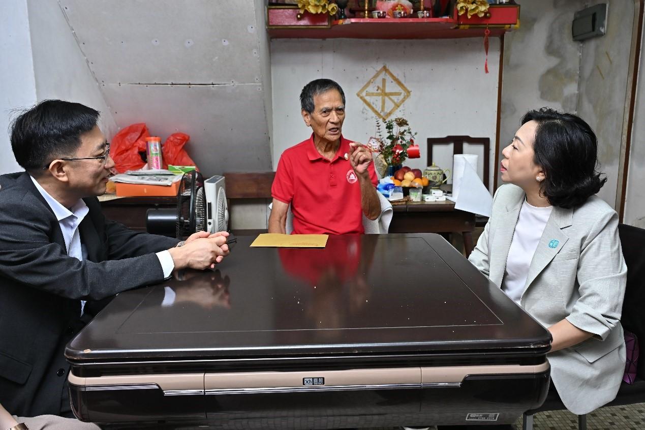 This year marks the 80th Anniversary of Victory in the Chinese People's War of Resistance against Japanese Aggression and the World Anti-Fascist War. The Chief Secretary for Administration, Mr Chan Kwok-ki, and the Secretary for Home and Youth Affairs, Miss Alice Mak, today (August 29), together with the Deputy Director of the Liaison Office of the Central People's Government in the Hong Kong Special Administrative Region (LOCPG), Mr Liu Guangyuan, and the Secretary General of the LOCPG, Mr Wang Songmiao, visited three veterans in Hong Kong to show care and respect for them. Photo shows Miss Mak (right) and Mr Wang (left) chatting with a veteran.